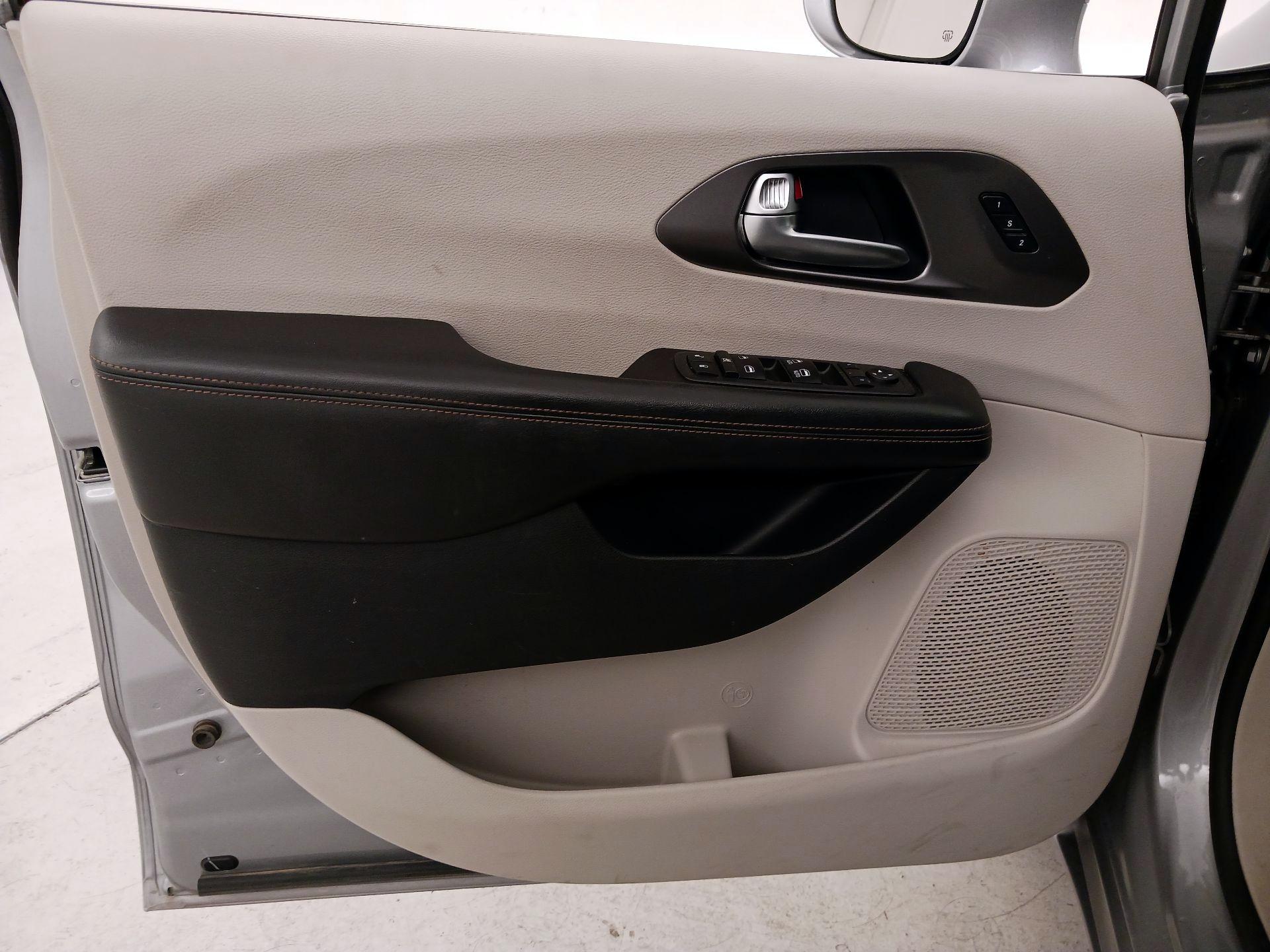 Thumbnail: 2020 Chrysler Pacifica - 12
