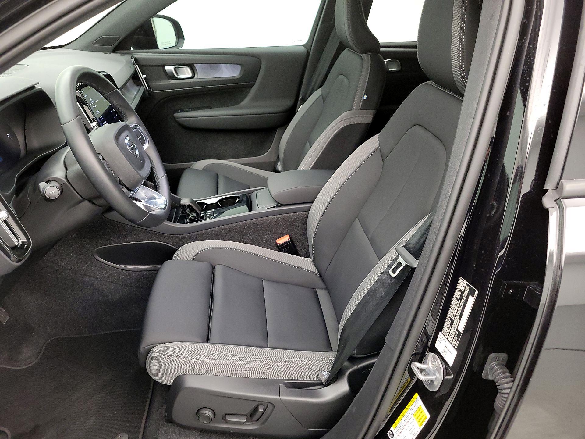 Thumbnail: 2025 Volvo EX40 - 11
