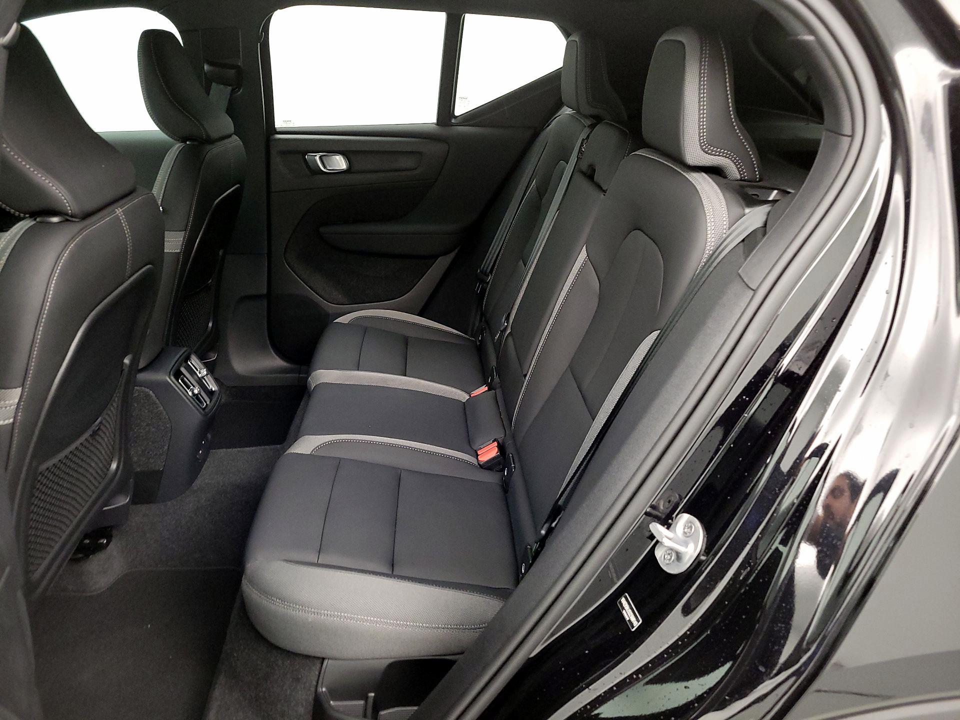 Thumbnail: 2025 Volvo EX40 - 18