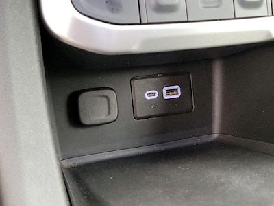USB/AUX Ports