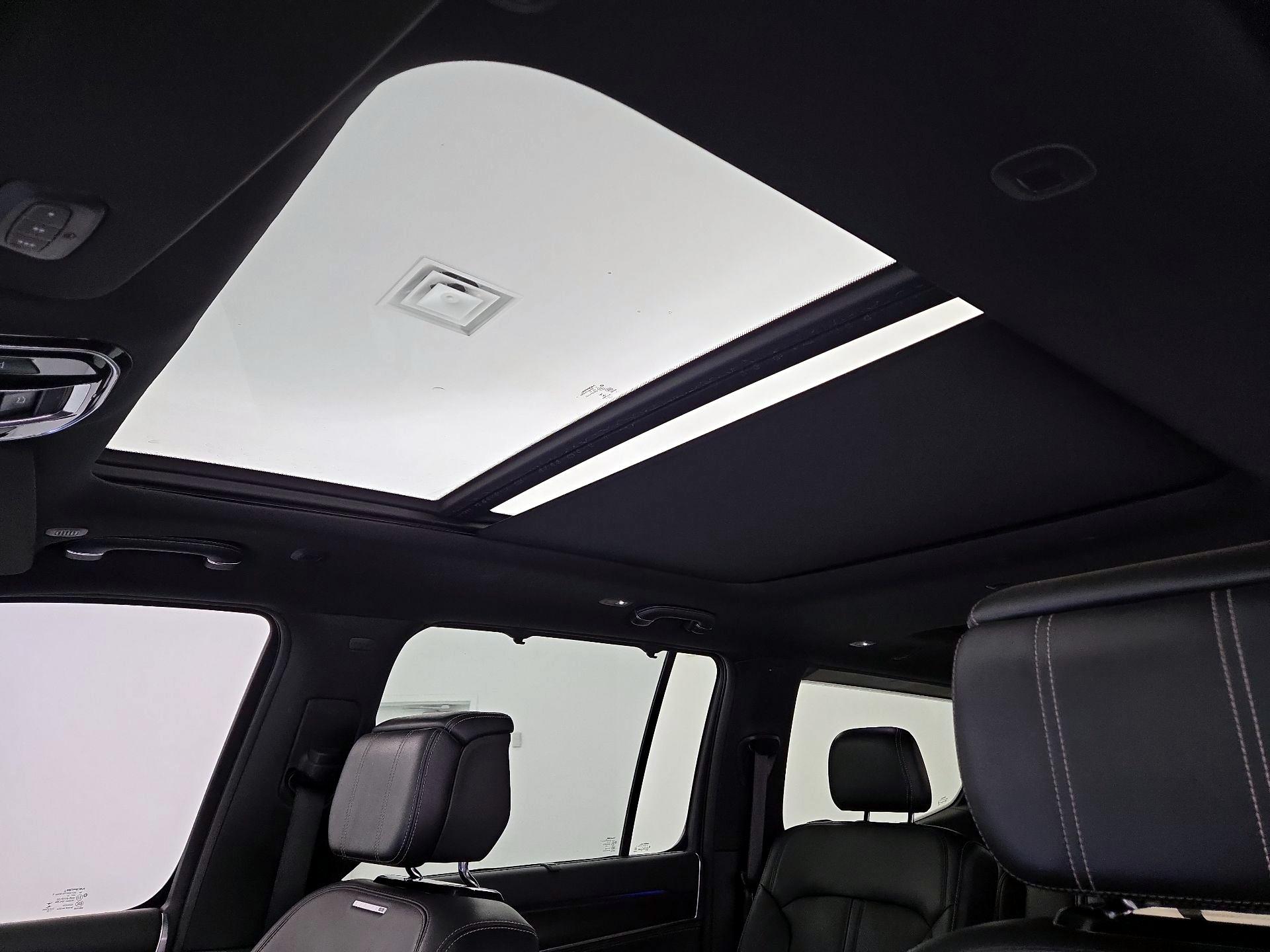 Thumbnail: 2022 Jeep Grand Wagoneer - 19