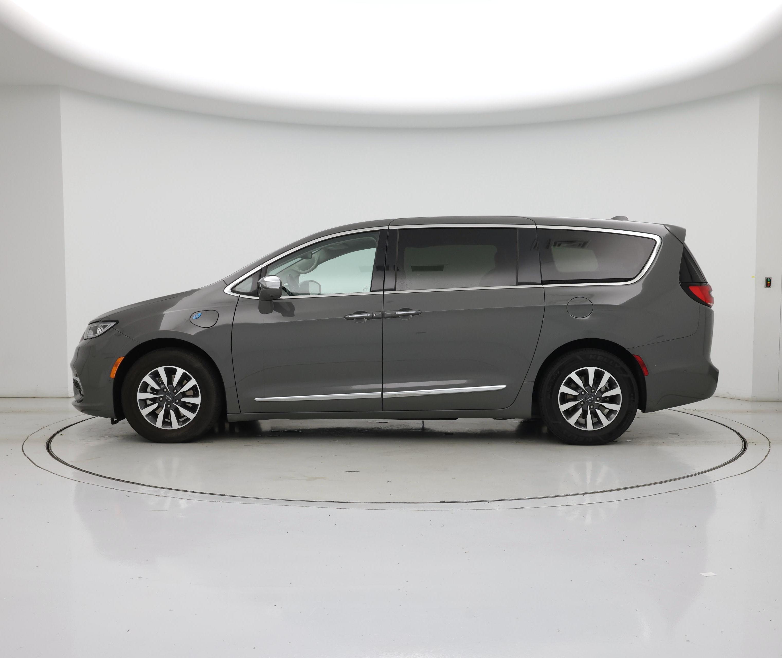 Thumbnail: 2022 Chrysler Pacifica - 3