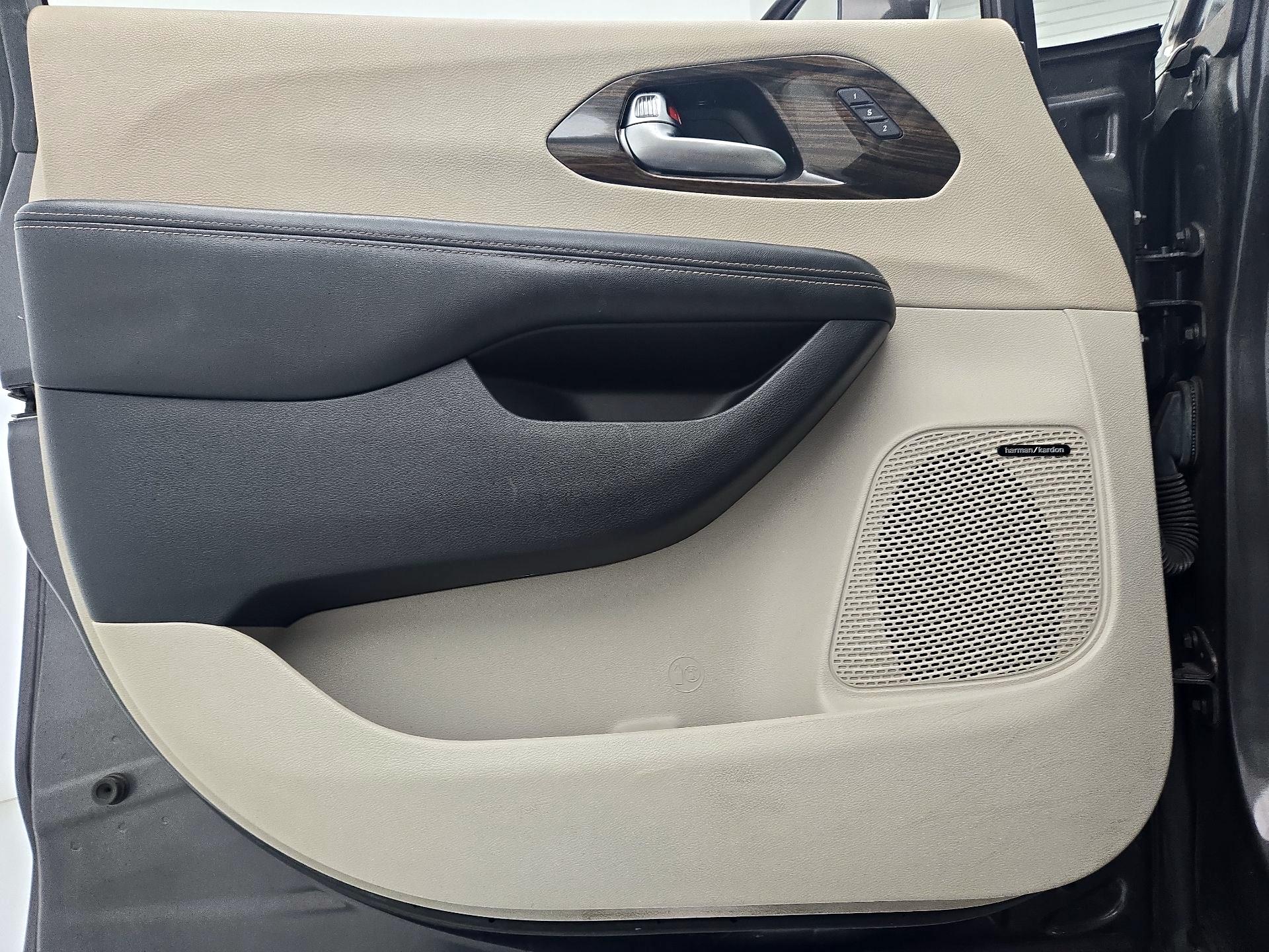 Thumbnail: 2021 Chrysler Pacifica - 12