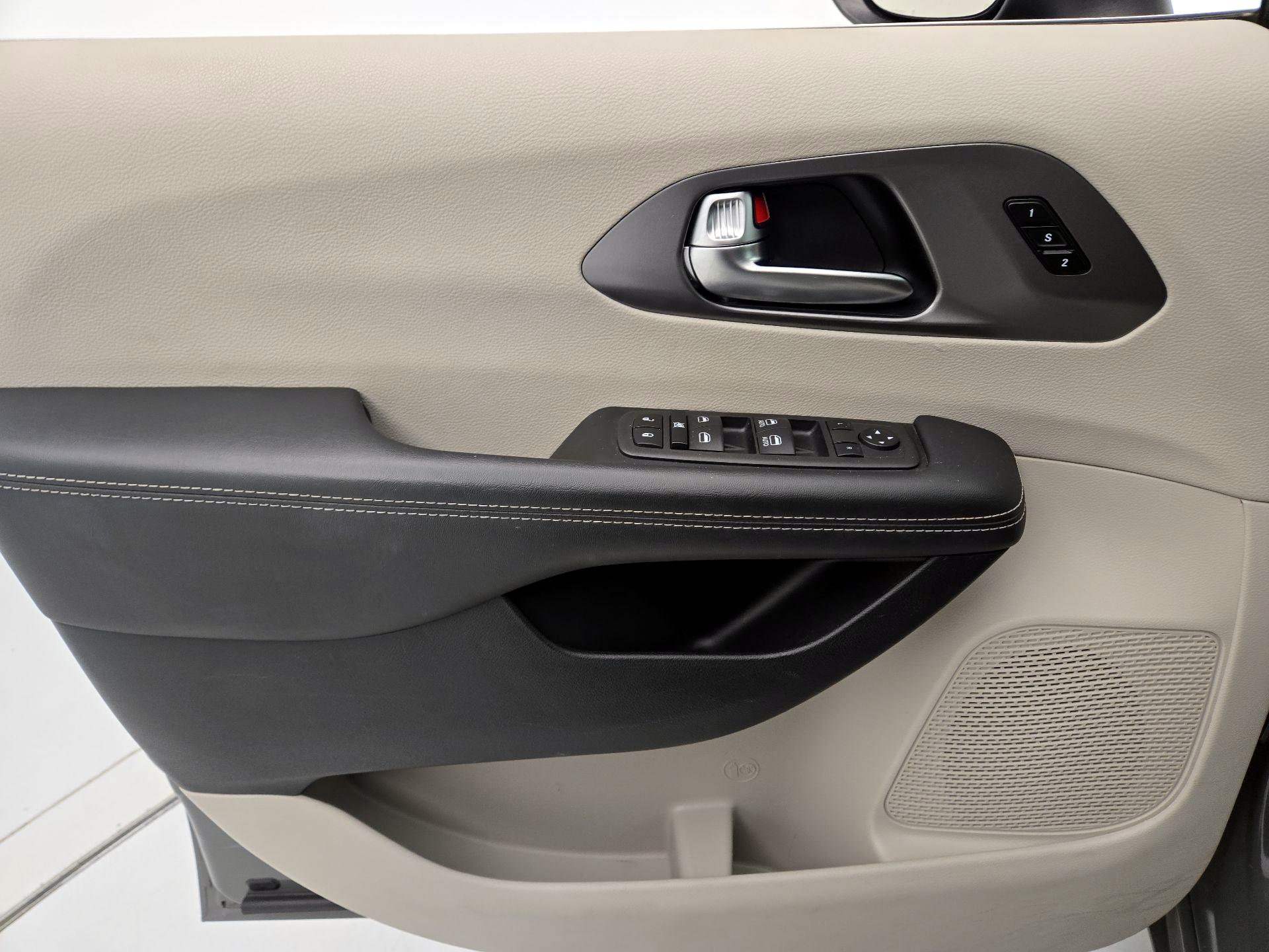 Thumbnail: 2023 Chrysler Pacifica - 12