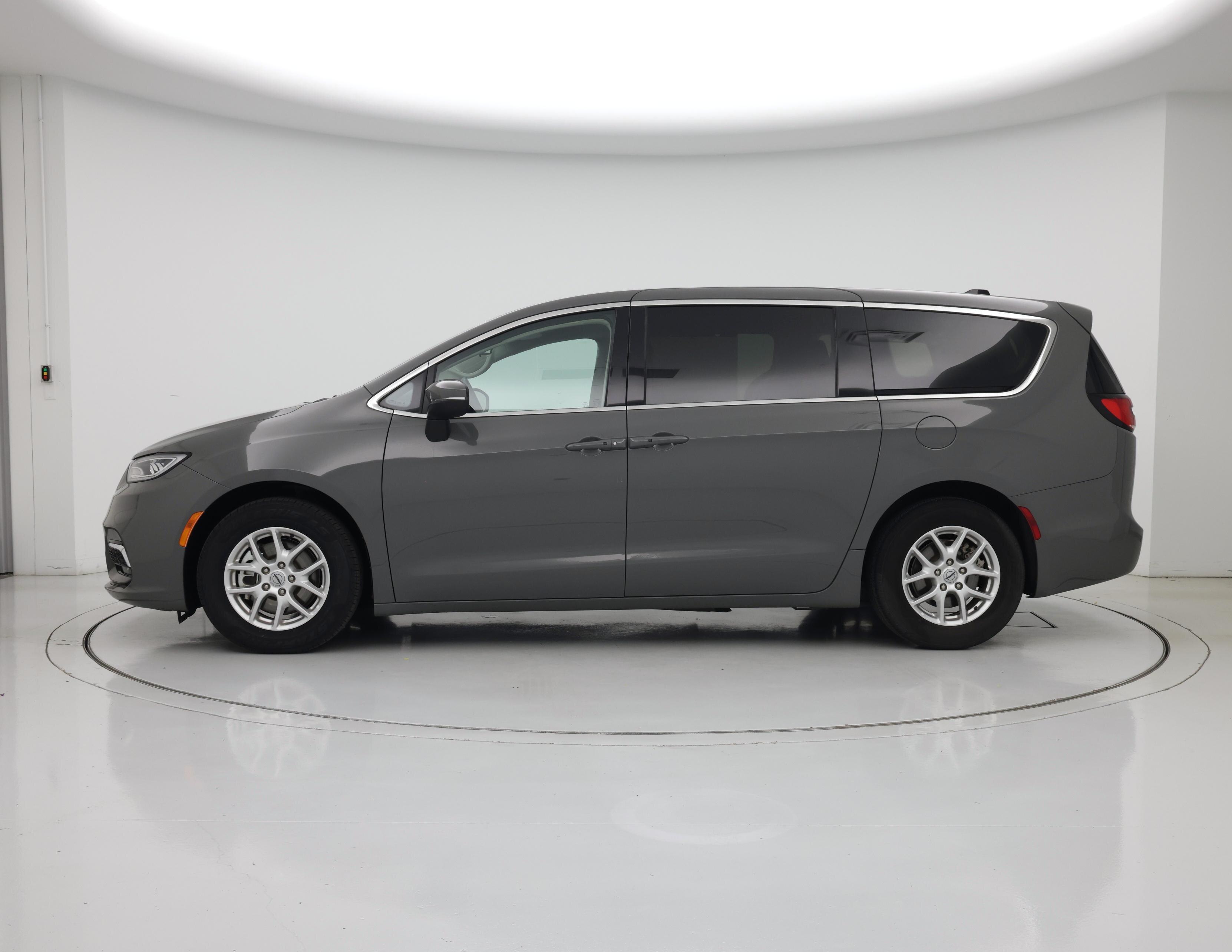 Thumbnail: 2023 Chrysler Pacifica - 3