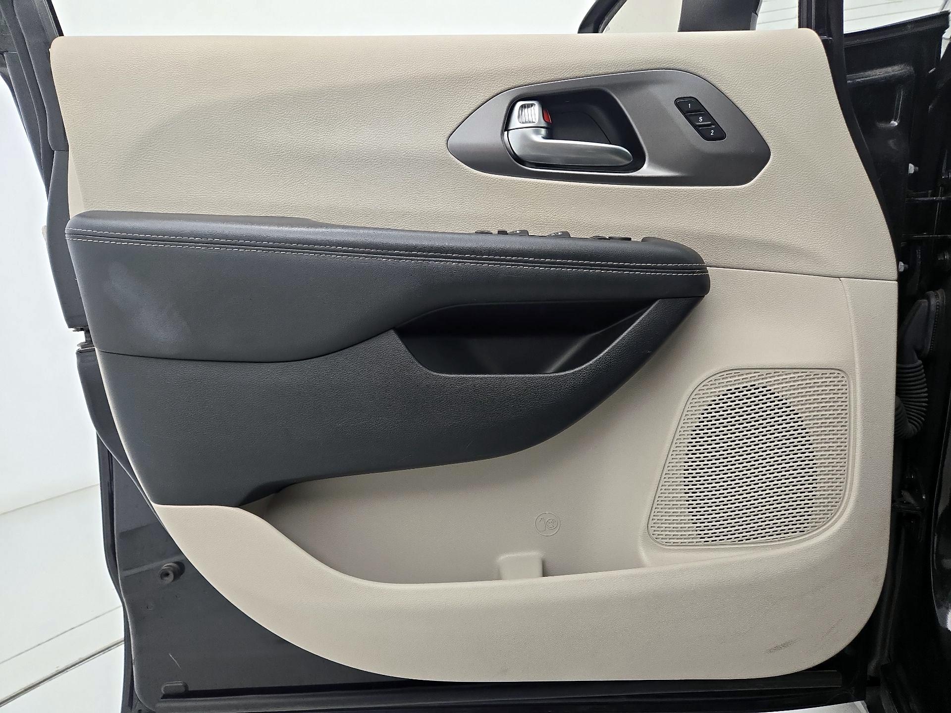 Thumbnail: 2023 Chrysler Pacifica - 12