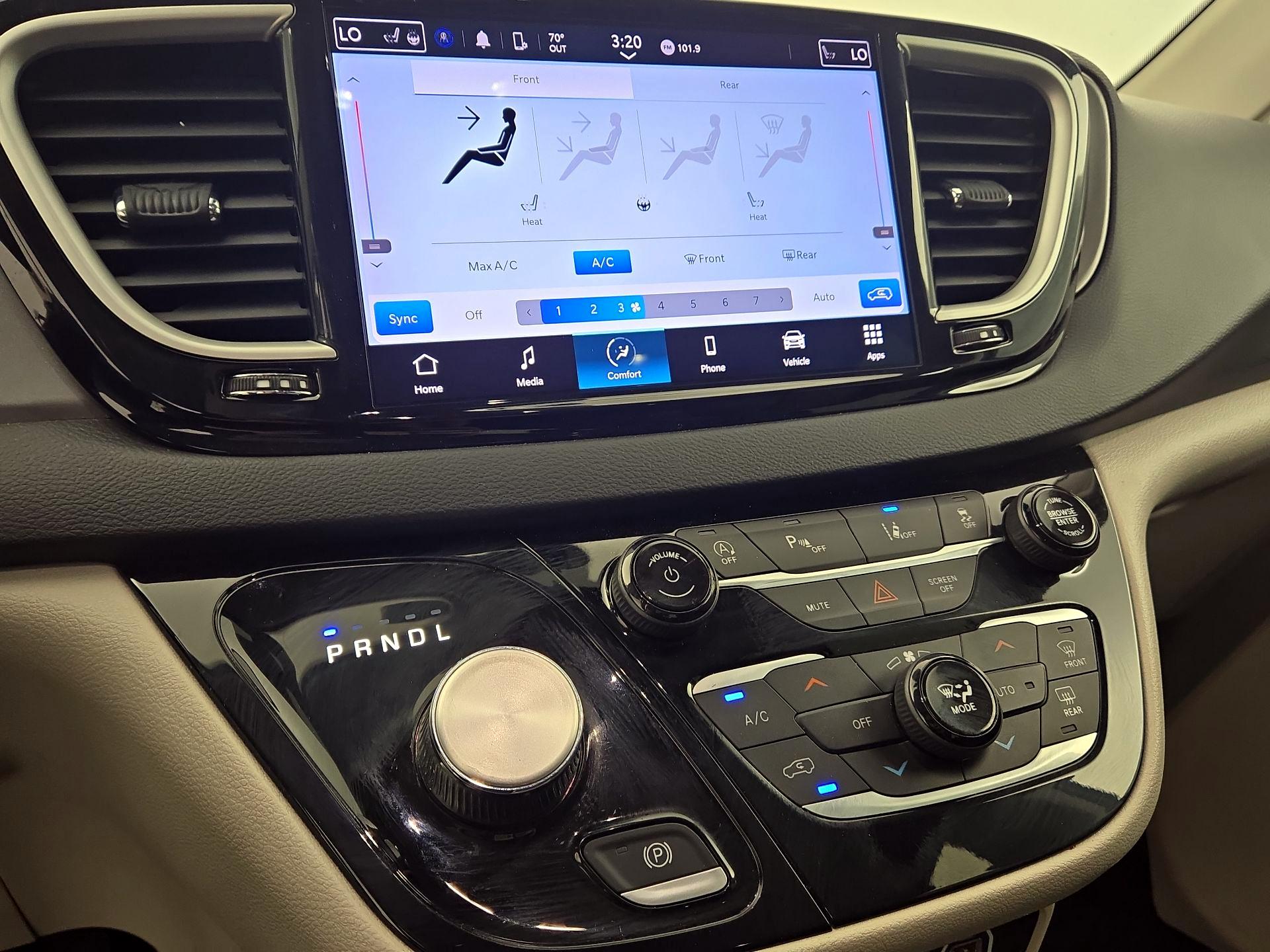 Thumbnail: 2023 Chrysler Pacifica - 16