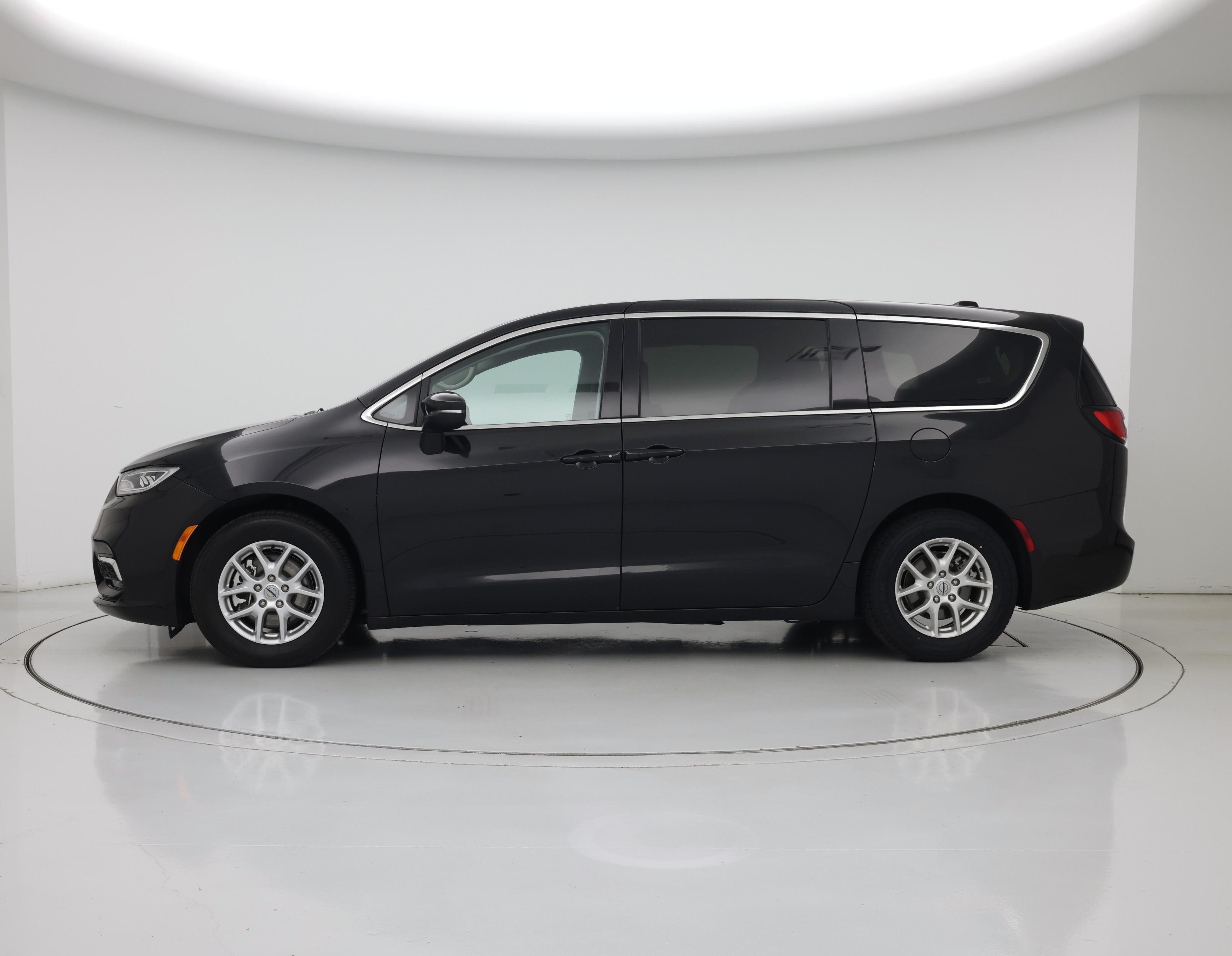 Thumbnail: 2023 Chrysler Pacifica - 3