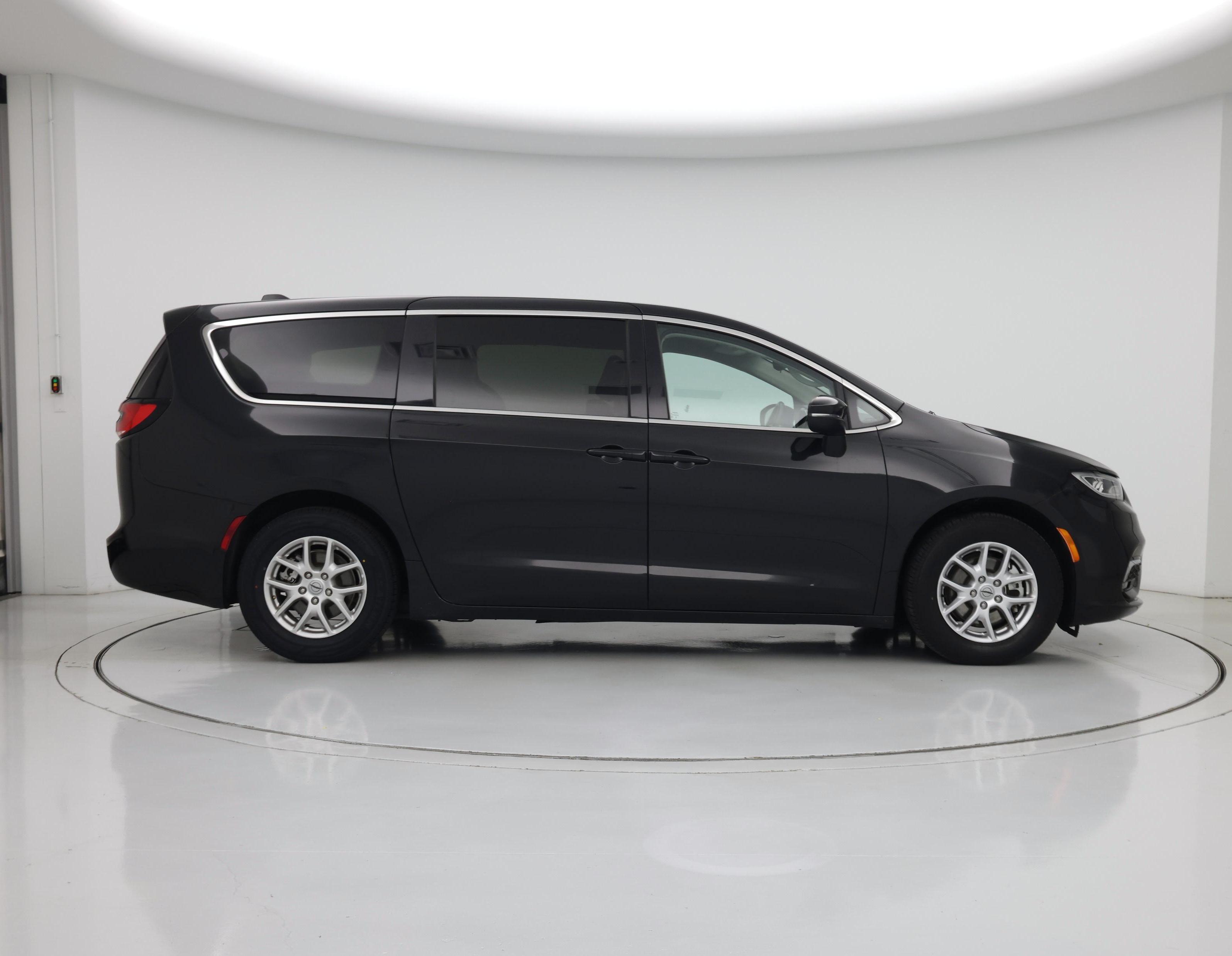 Thumbnail: 2023 Chrysler Pacifica - 7