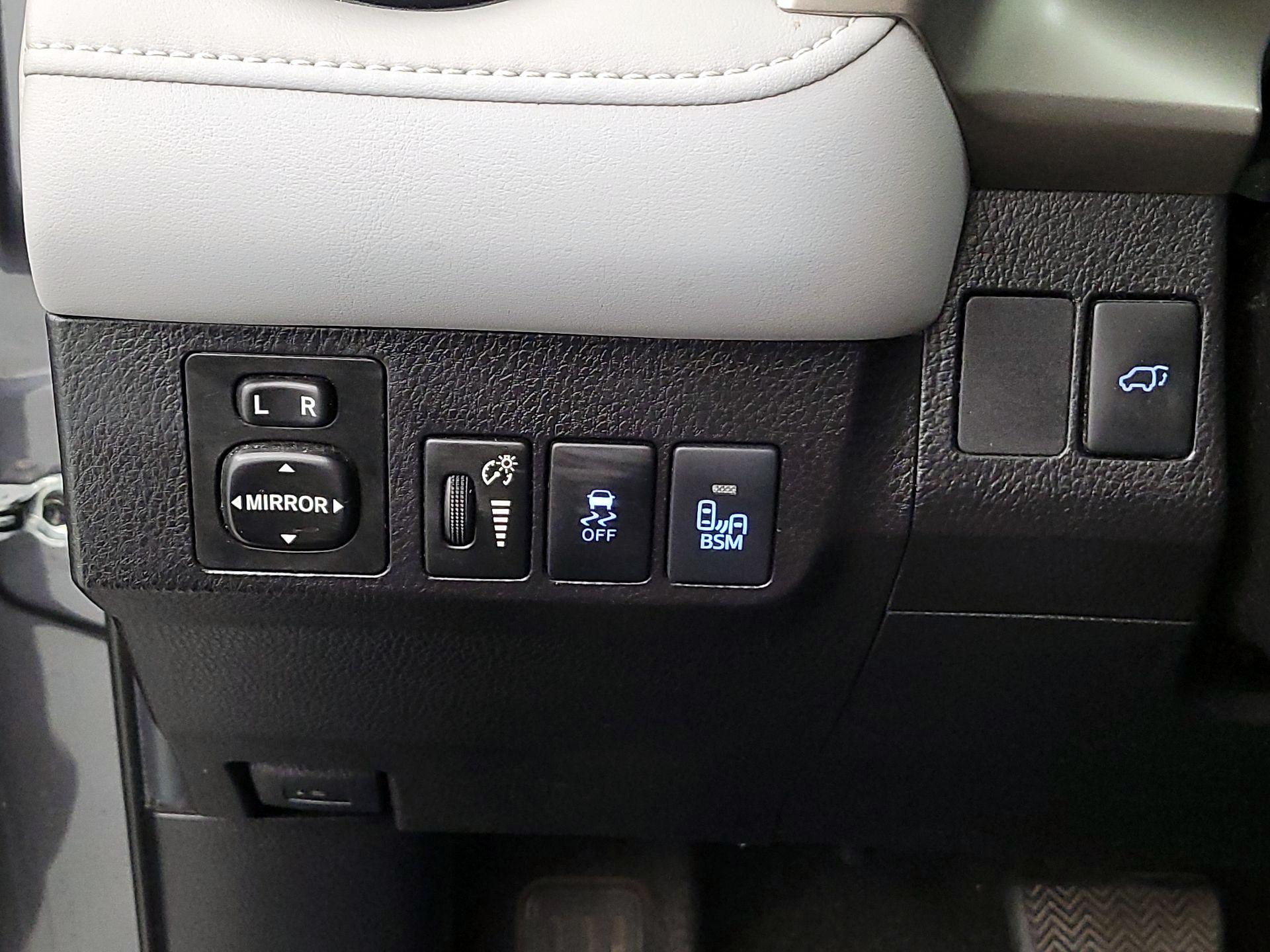 Thumbnail: 2015 Toyota RAV4 - 13