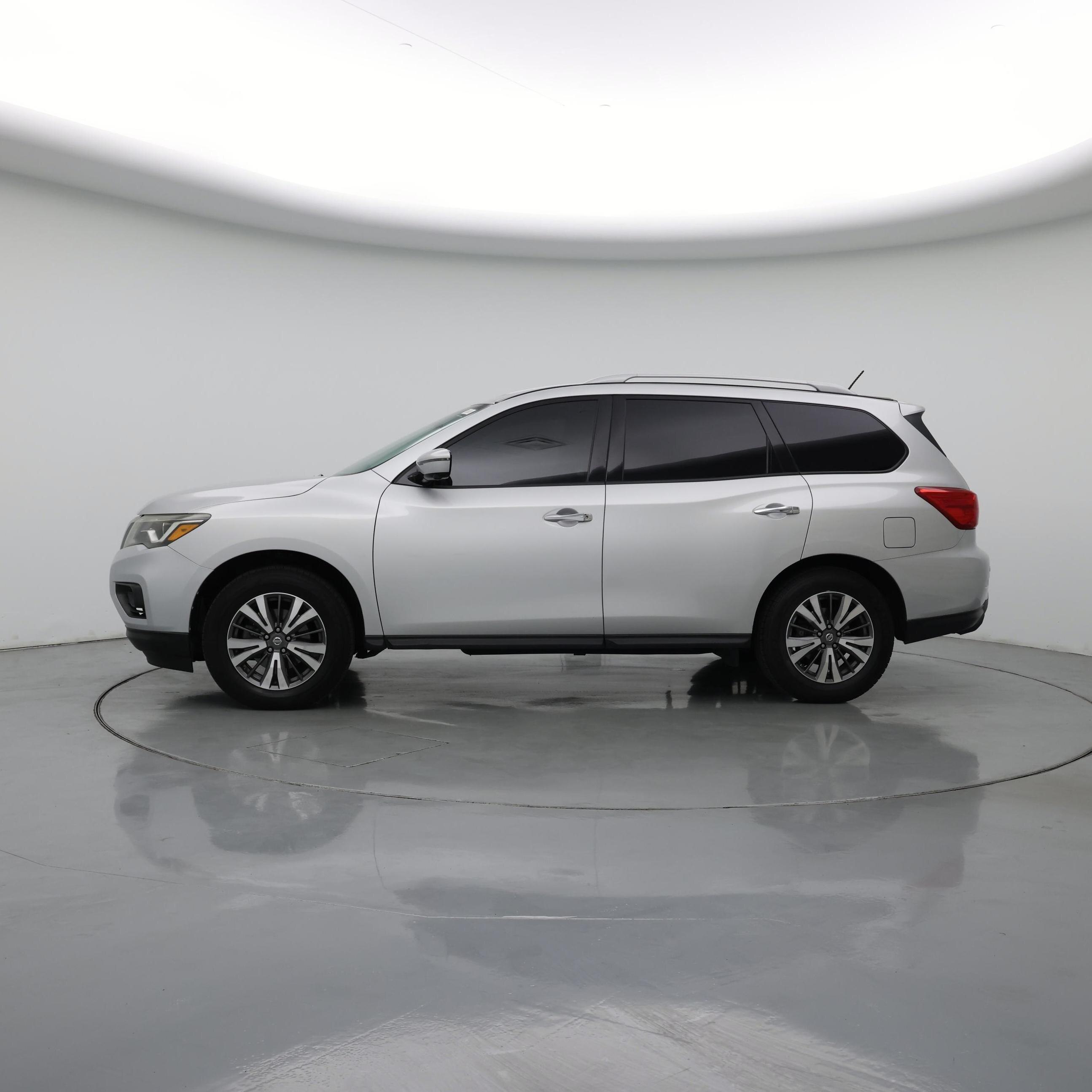 Thumbnail: 2017 Nissan Pathfinder - 3
