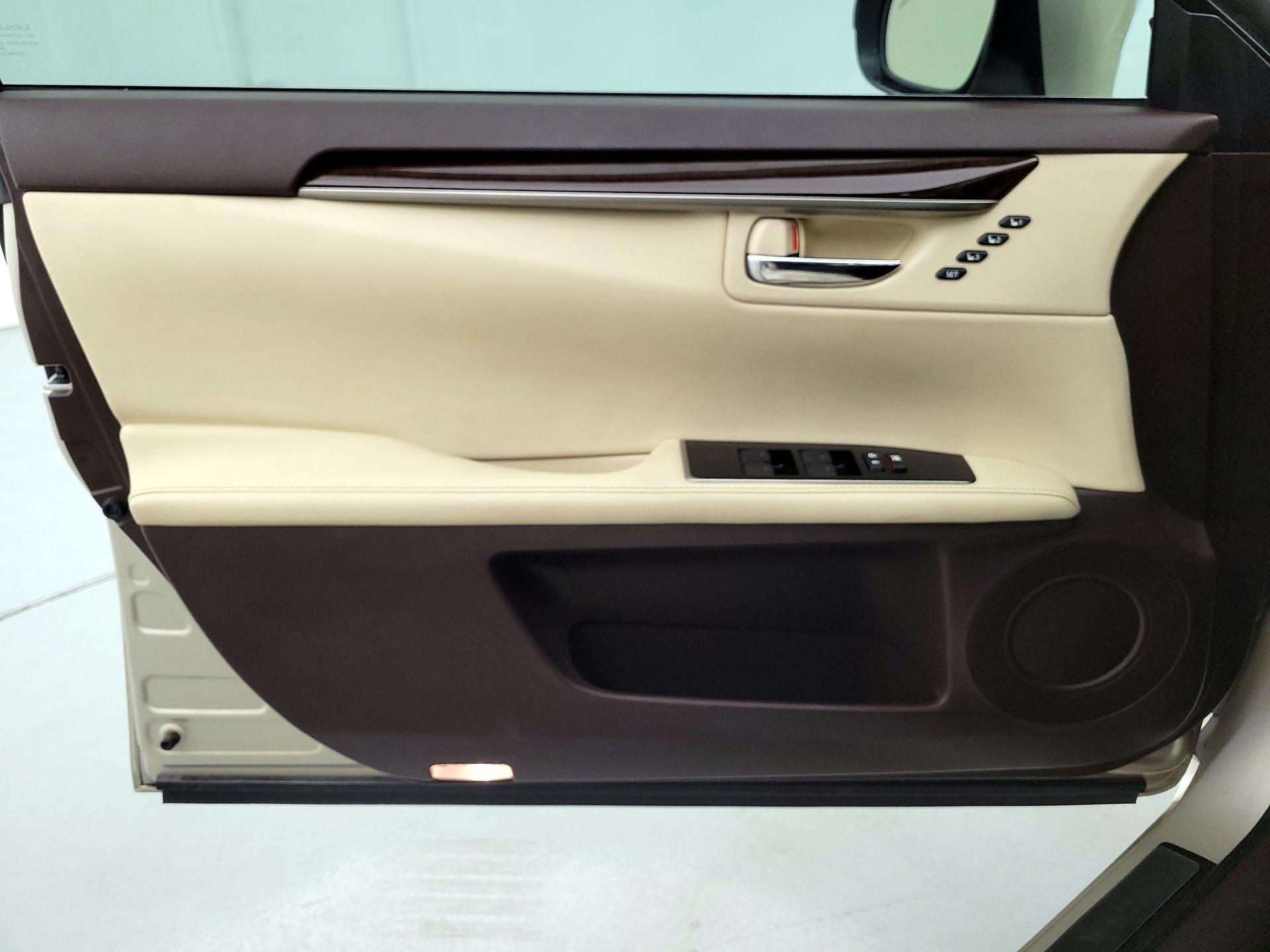 Thumbnail: 2016 Lexus ES - 12