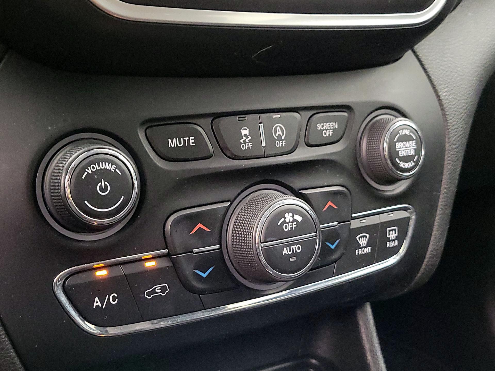 Thumbnail: 2019 Jeep Cherokee - 17