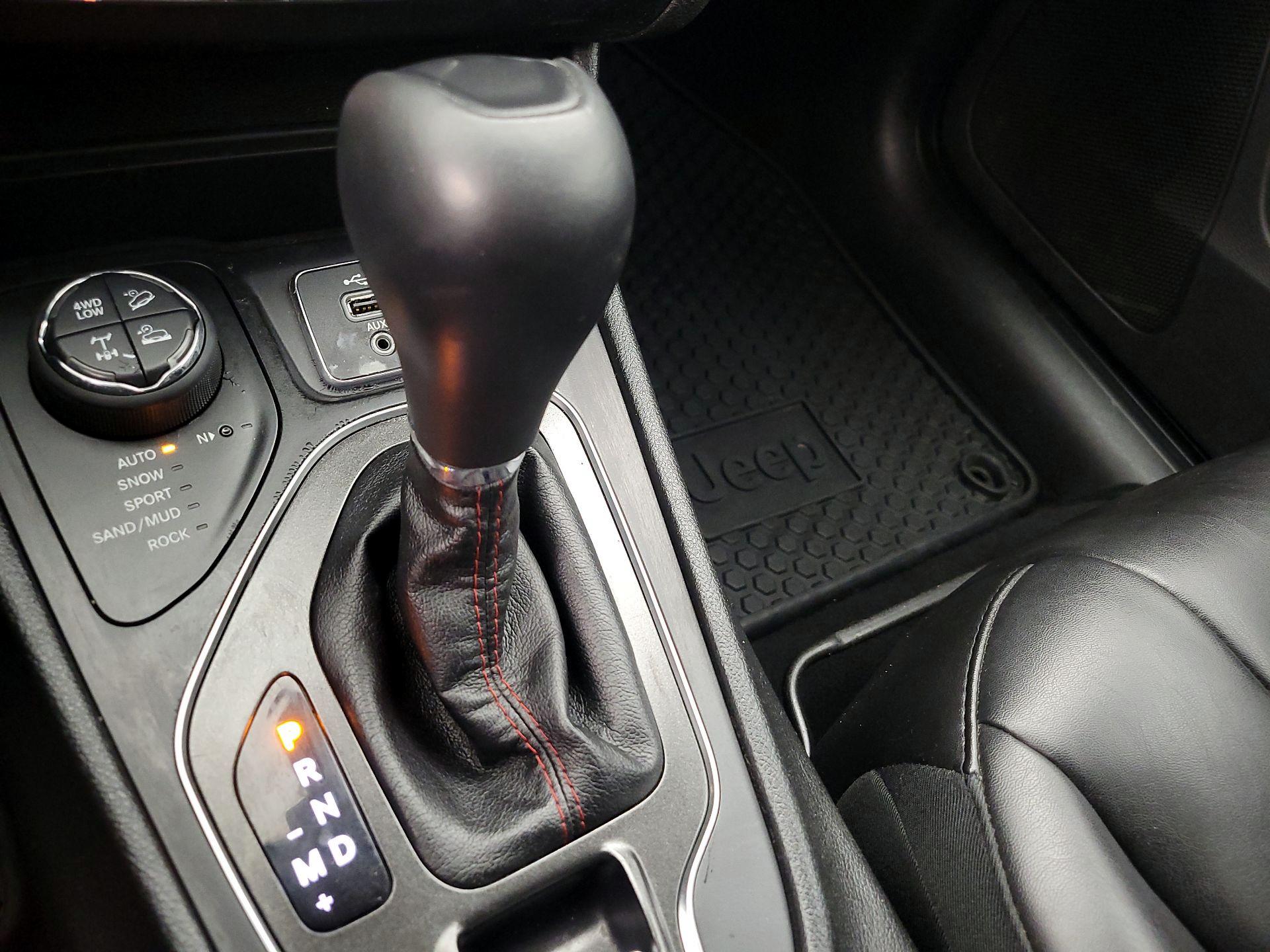 Thumbnail: 2019 Jeep Cherokee - 18