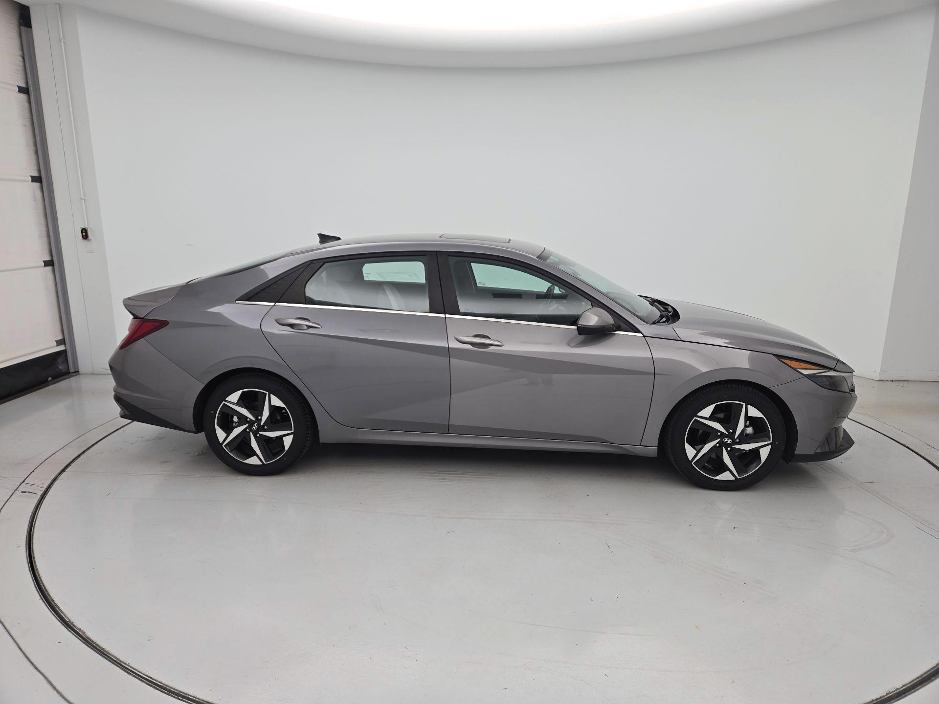 Thumbnail: 2022 Hyundai Elantra - 4