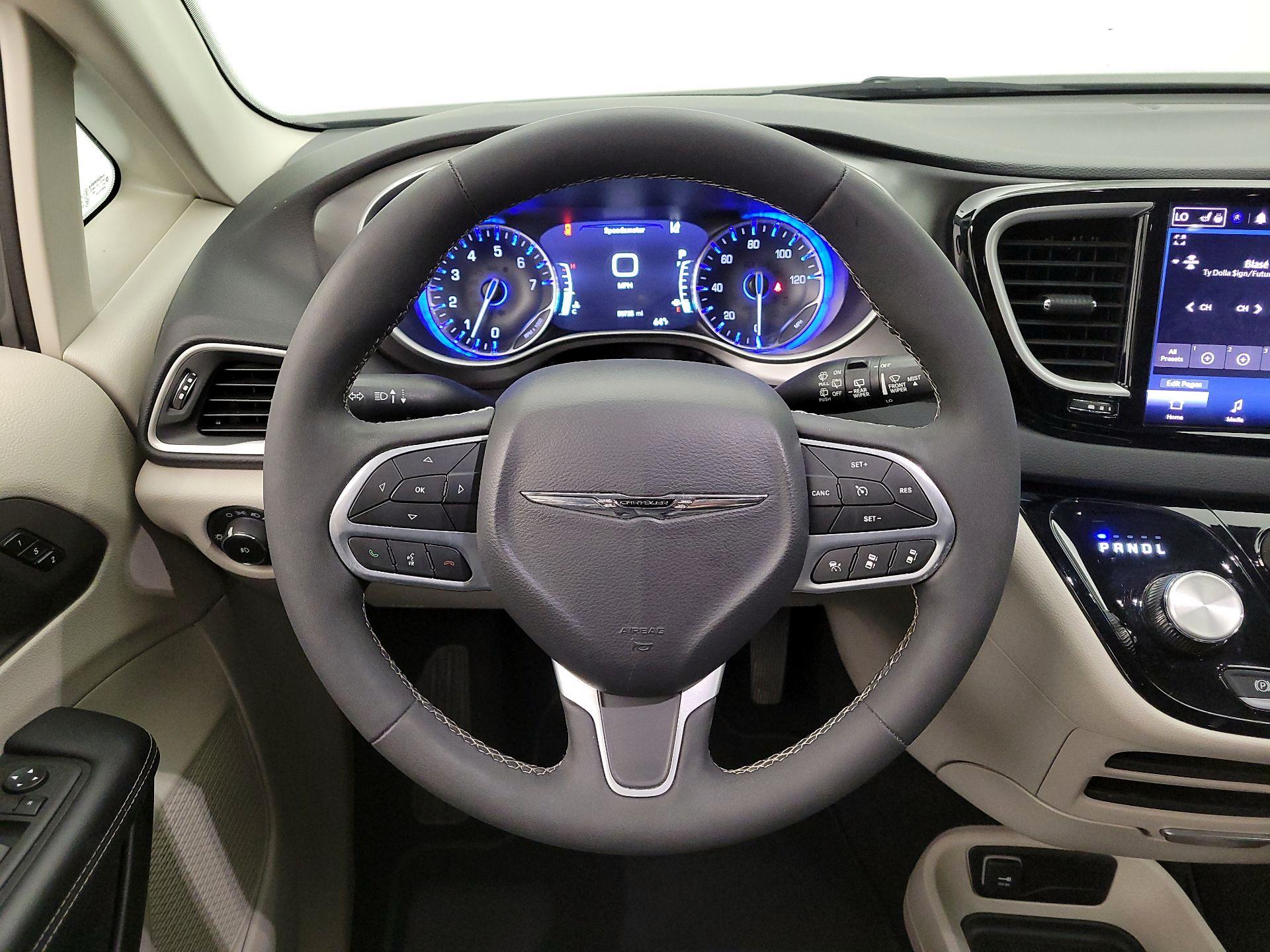 Thumbnail: 2023 Chrysler Pacifica - 10