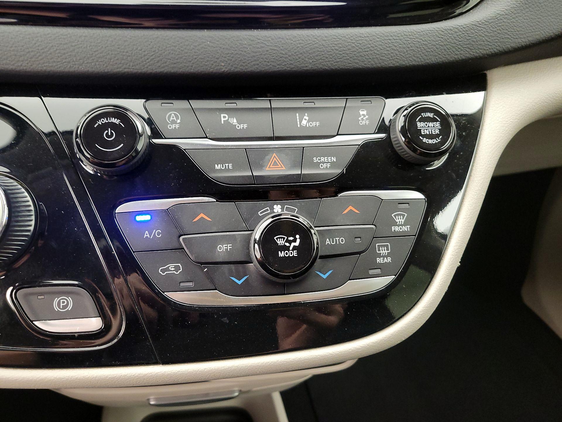Thumbnail: 2023 Chrysler Pacifica - 16