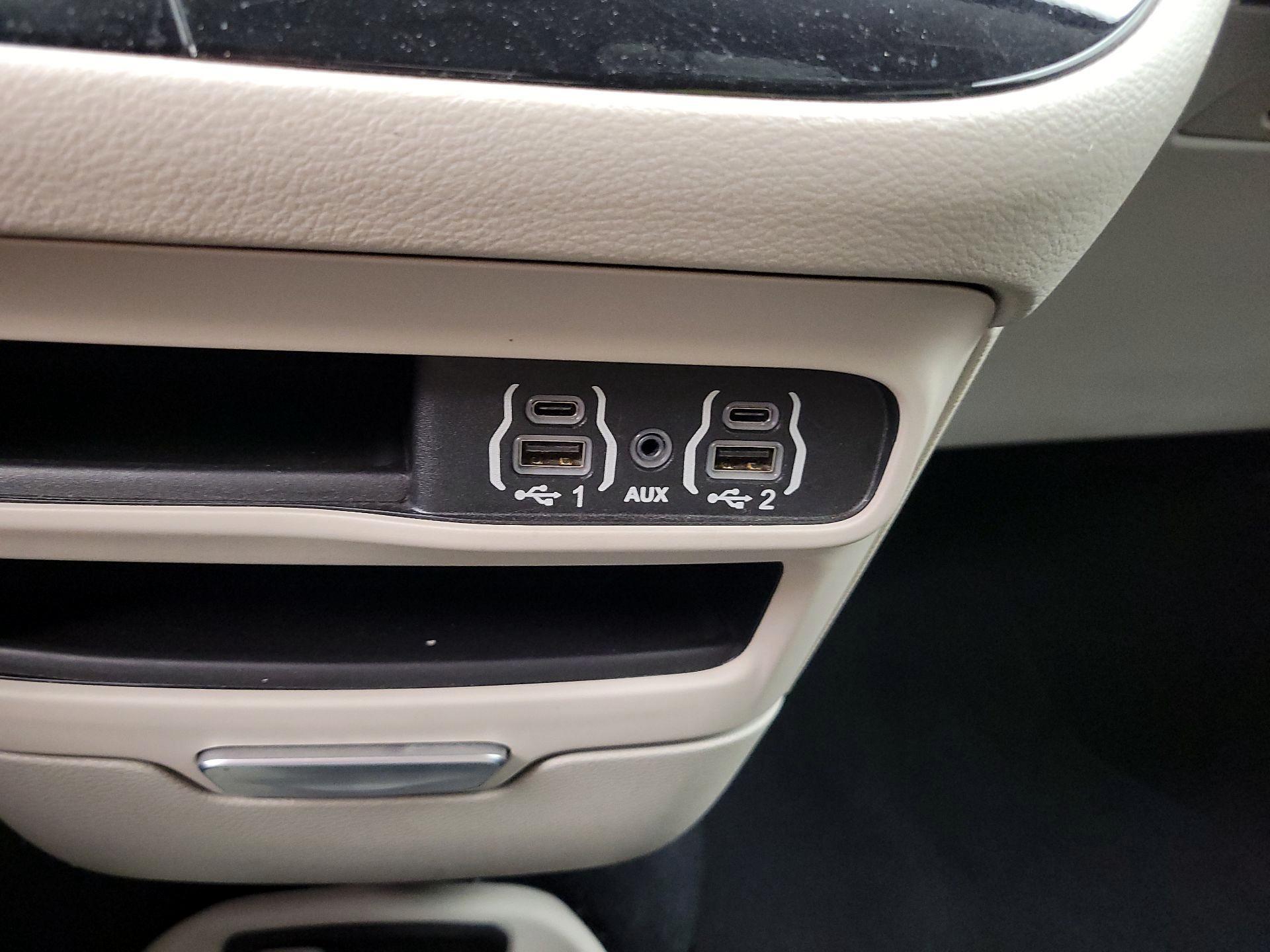 Thumbnail: 2023 Chrysler Pacifica - 18