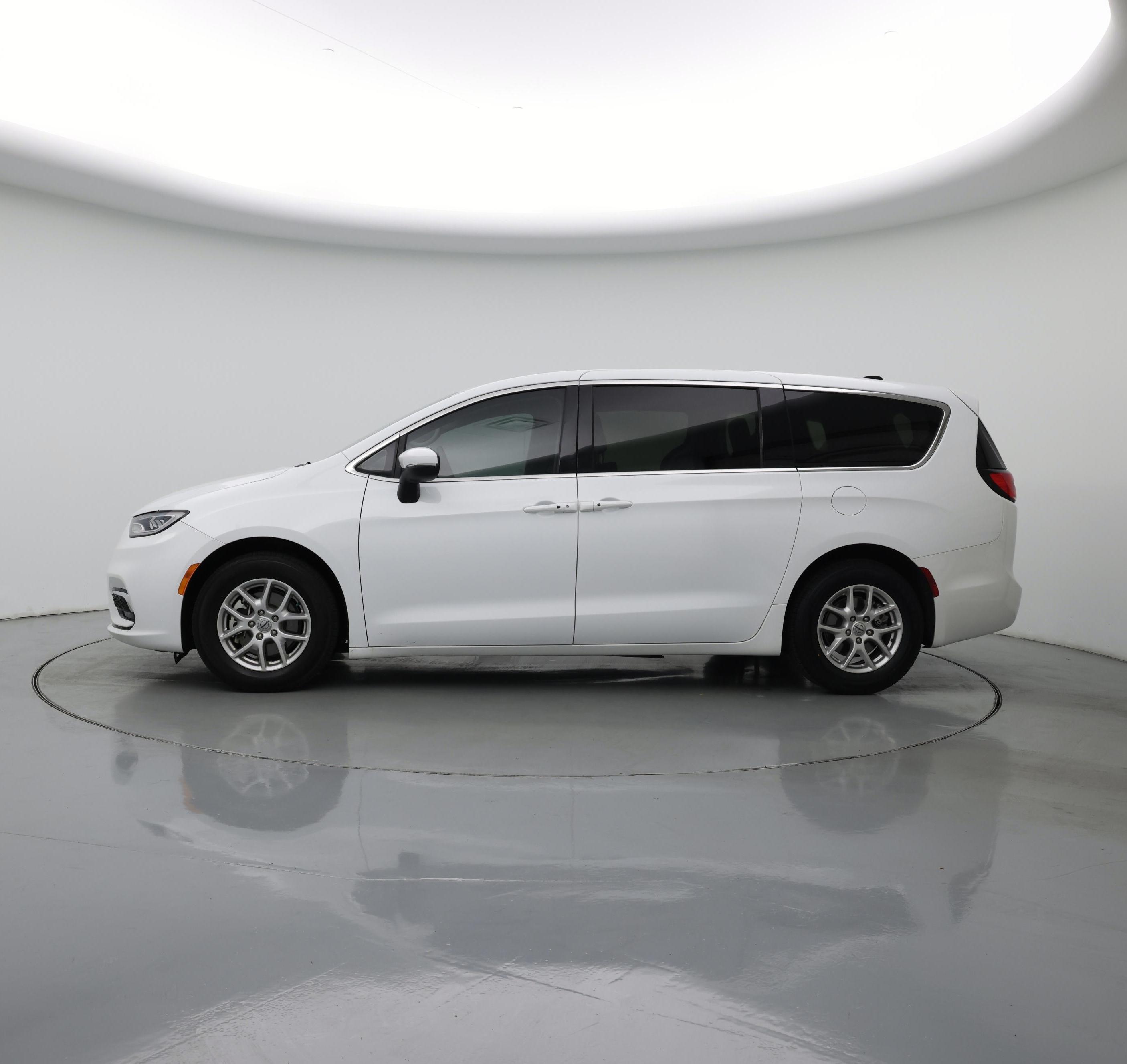Thumbnail: 2023 Chrysler Pacifica - 3