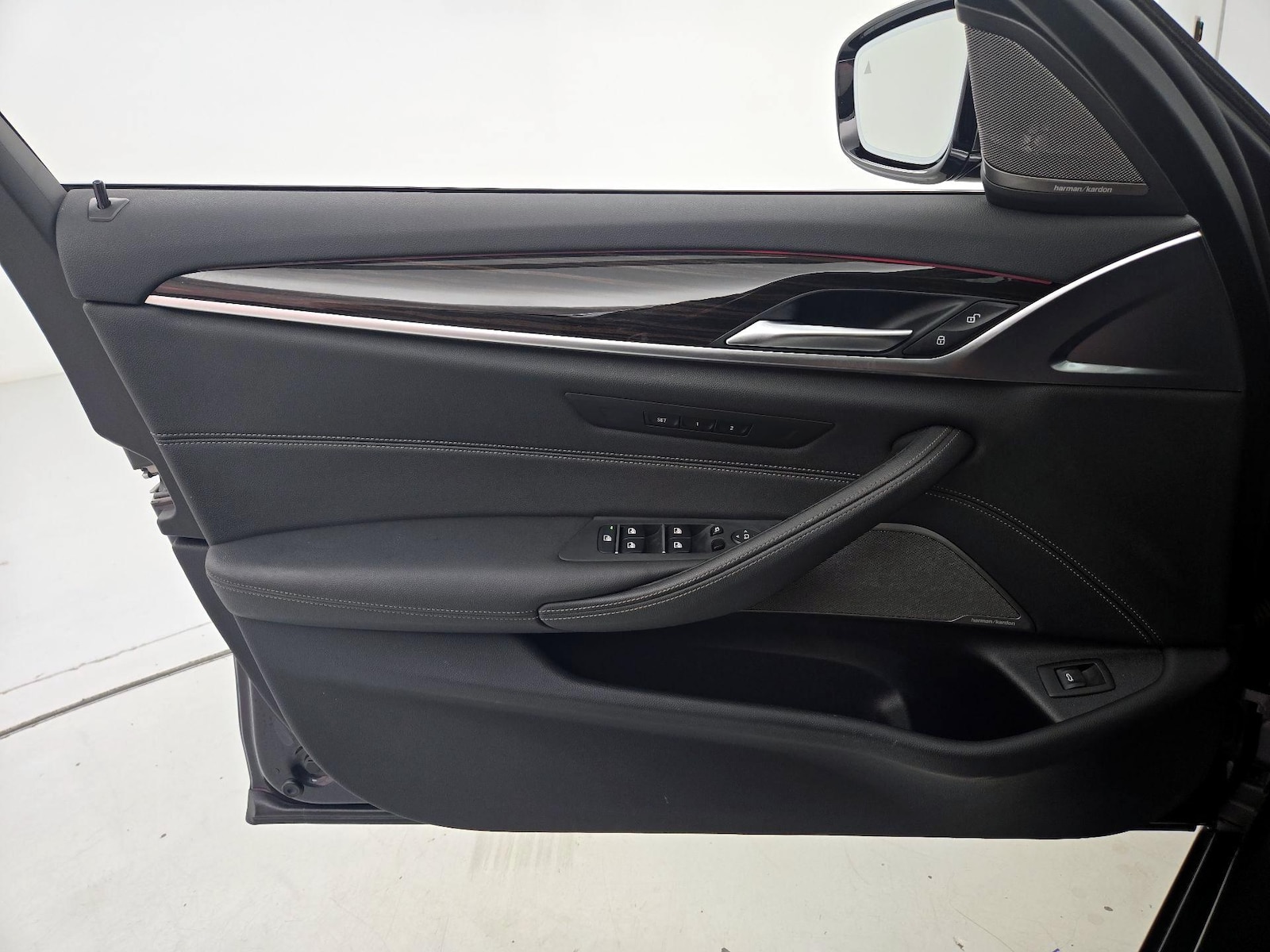 2023 BMW 5 Series 530i - Photo 13
