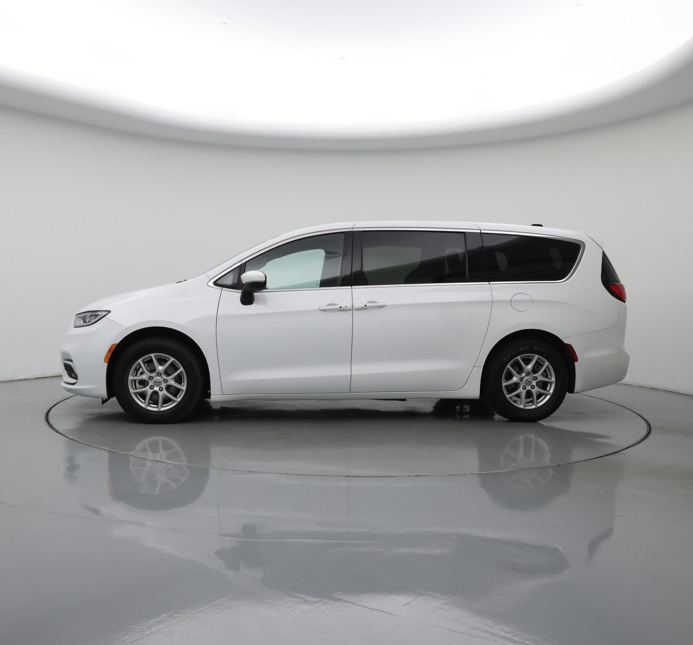Thumbnail: 2023 Chrysler Pacifica - 3