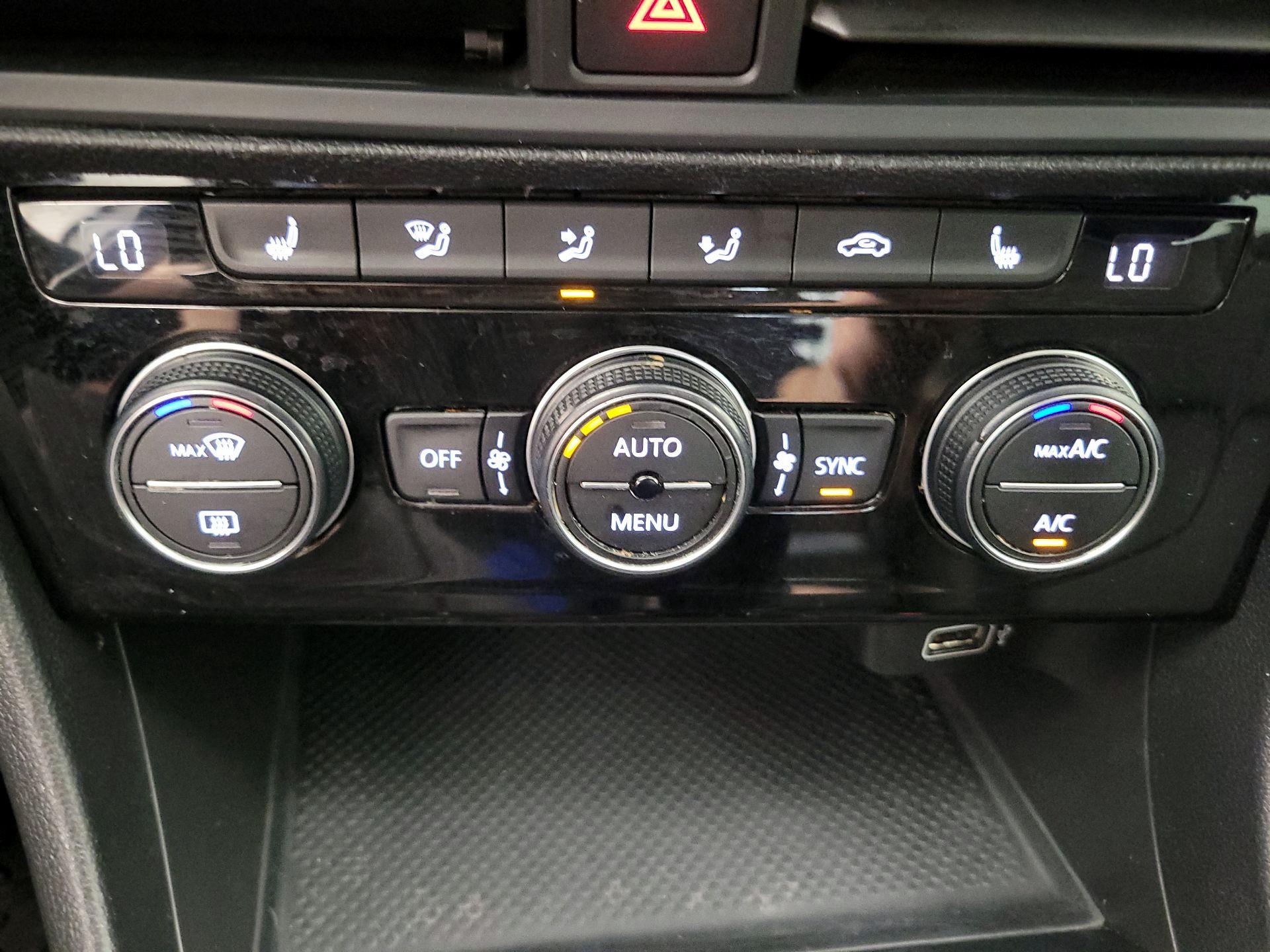 Thumbnail: 2019 Volkswagen Jetta - 16