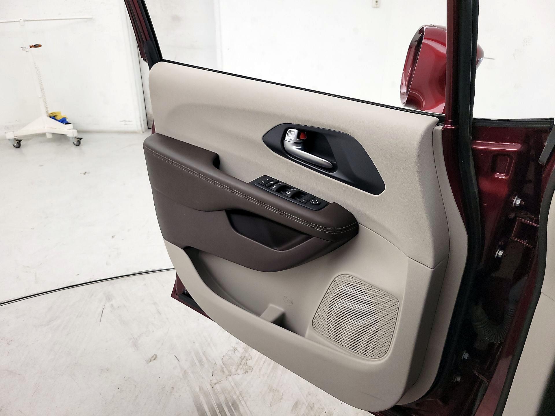 Thumbnail: 2021 Chrysler Pacifica - 12