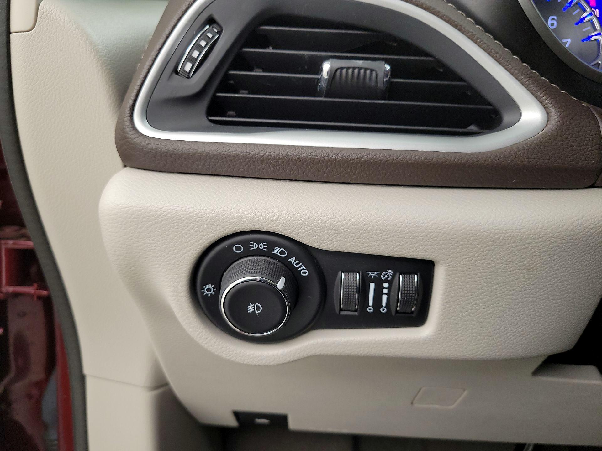 Thumbnail: 2021 Chrysler Pacifica - 13