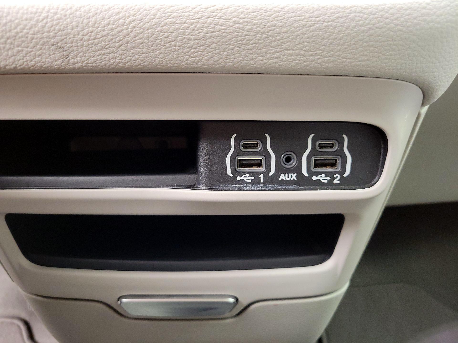 Thumbnail: 2021 Chrysler Pacifica - 18