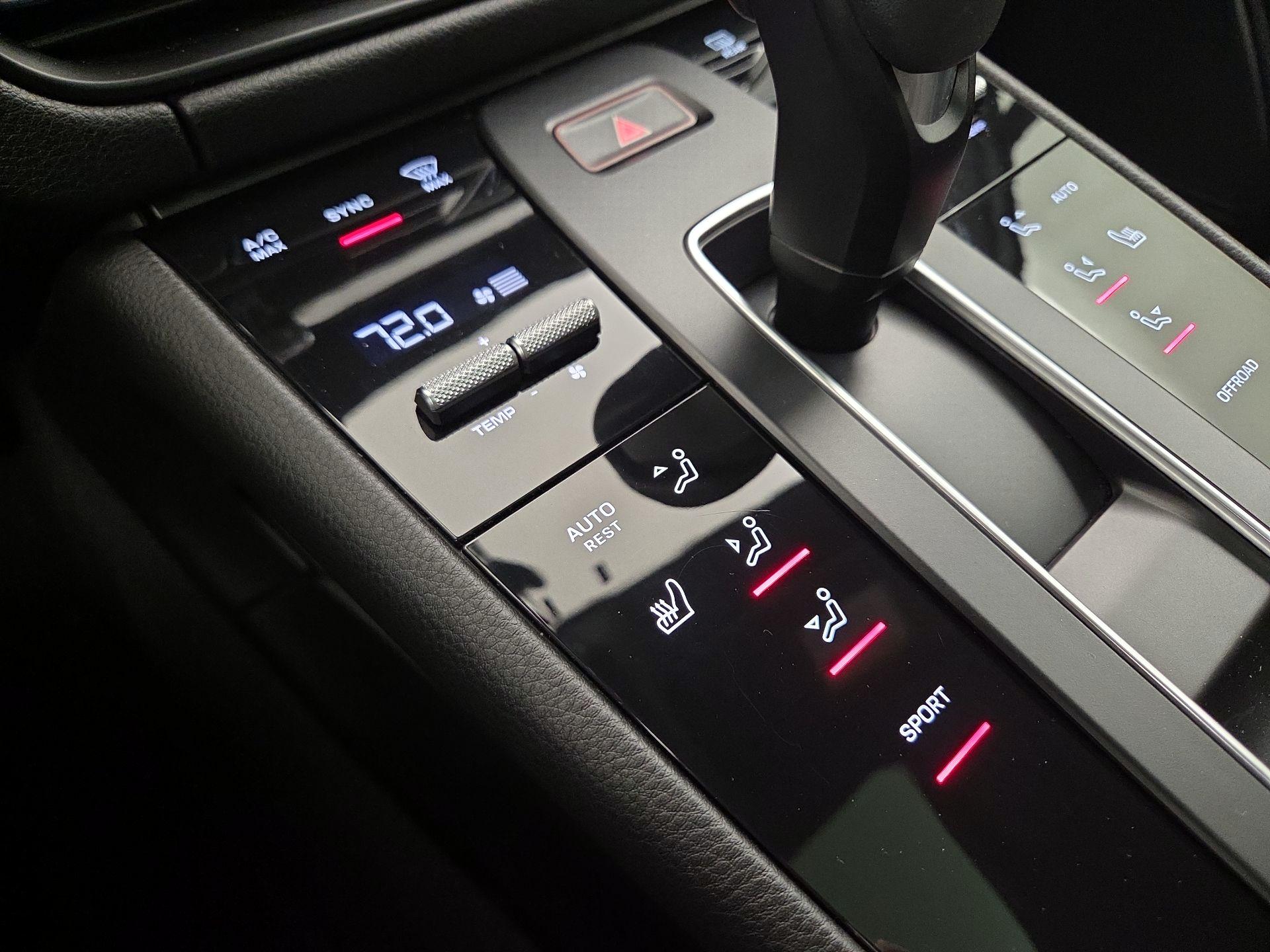 Thumbnail: 2022 Porsche Macan - 15