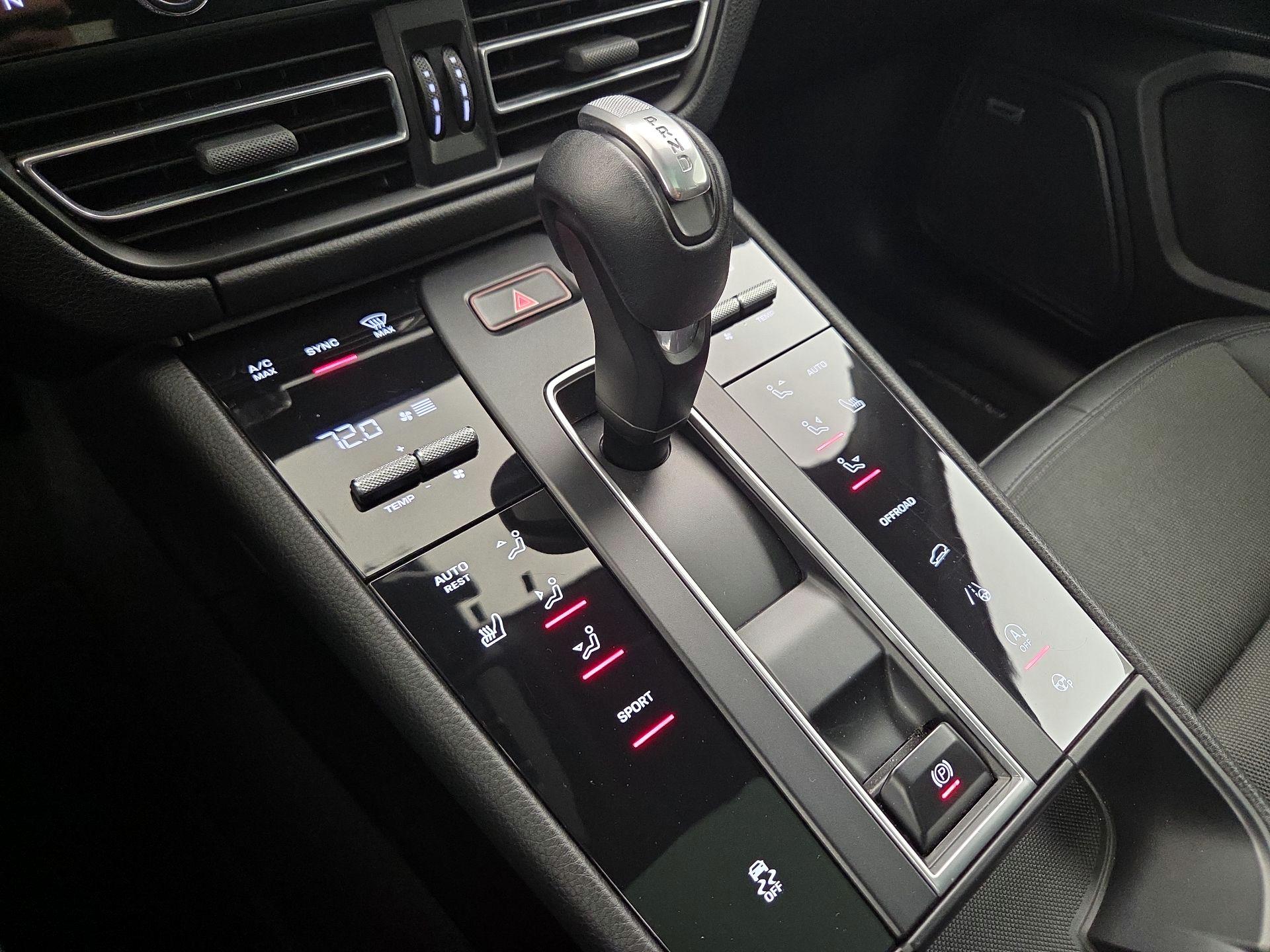 Thumbnail: 2022 Porsche Macan - 16