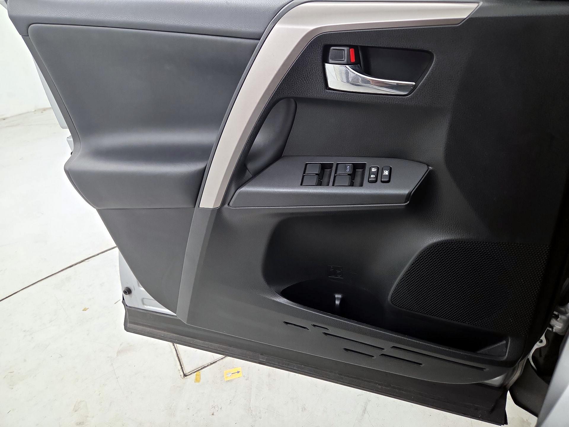 Thumbnail: 2018 Toyota RAV4 - 12