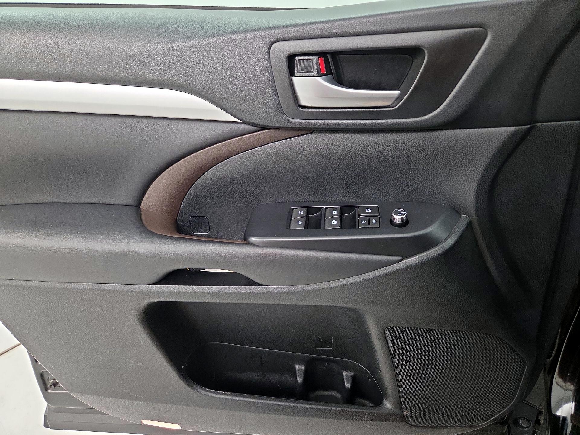 Thumbnail: 2018 Toyota Highlander - 10