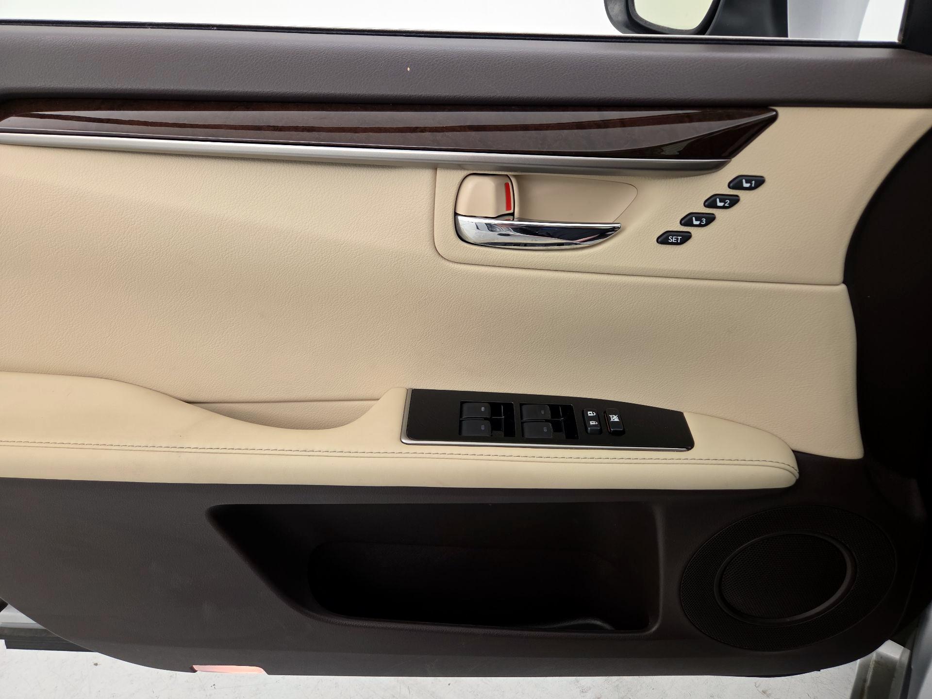 Thumbnail: 2016 Lexus ES - 10