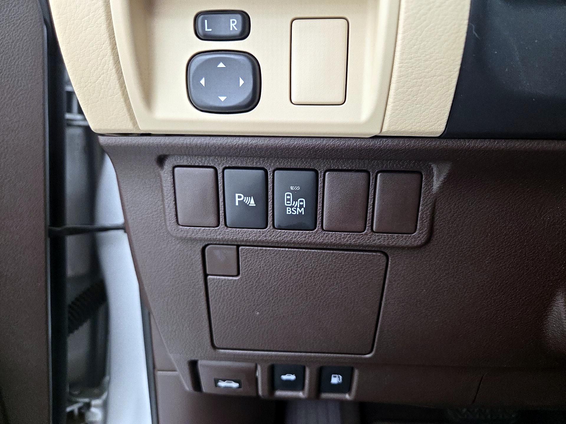 Thumbnail: 2016 Lexus ES - 11