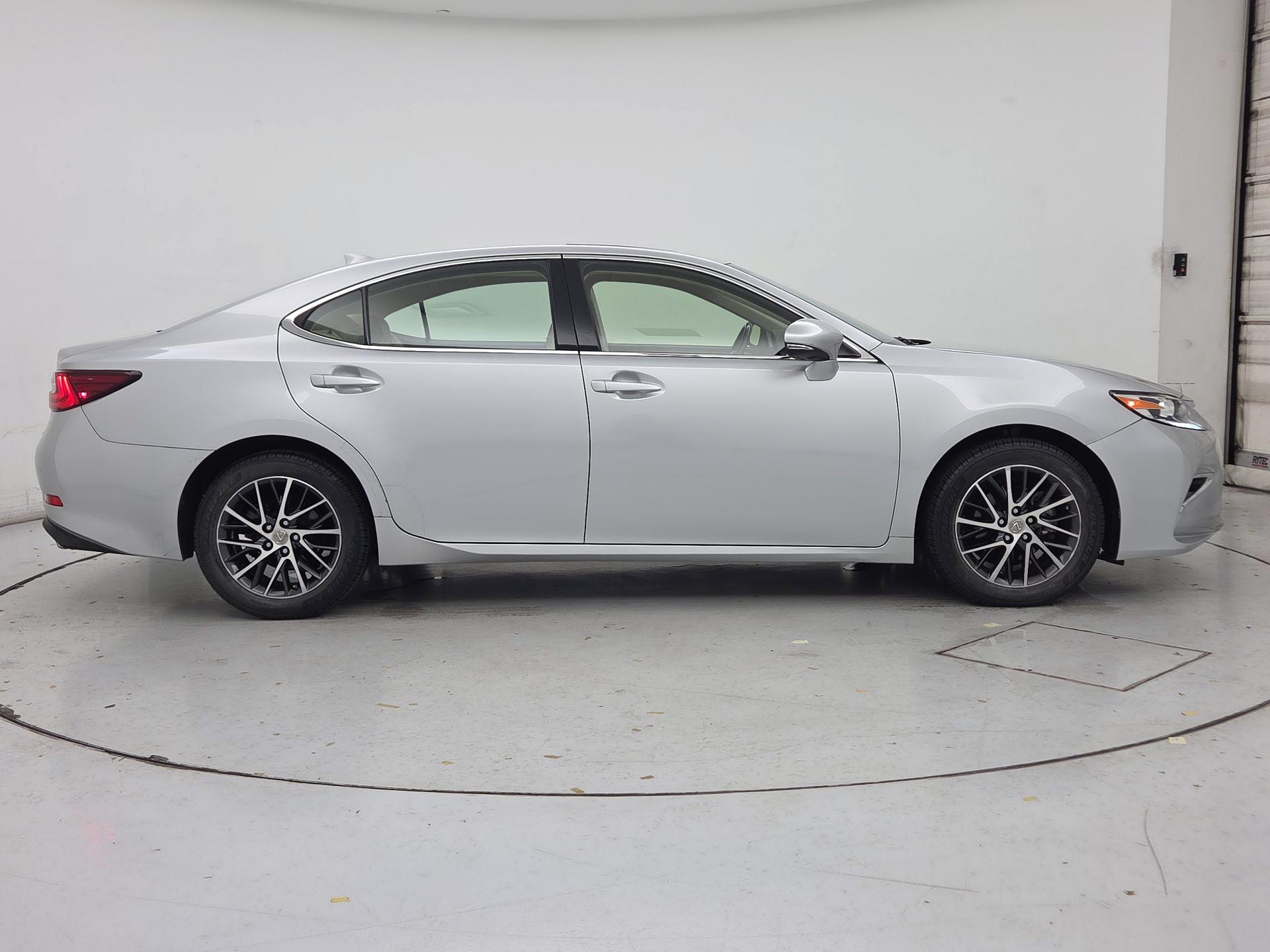 Thumbnail: 2016 Lexus ES - 4