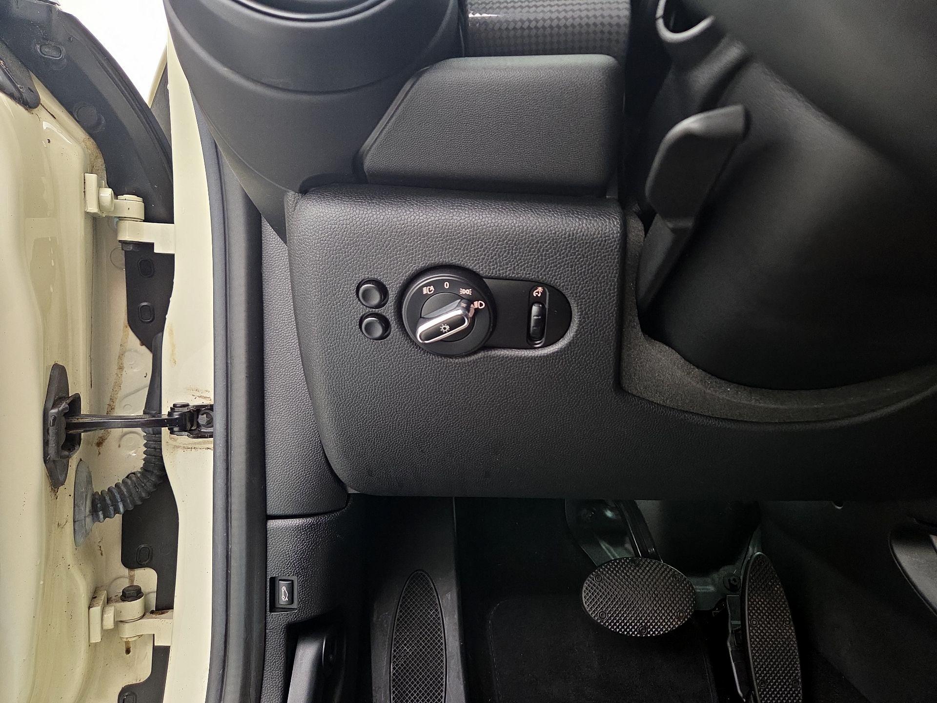 Thumbnail: 2015 MINI Cooper Hardtop - 13