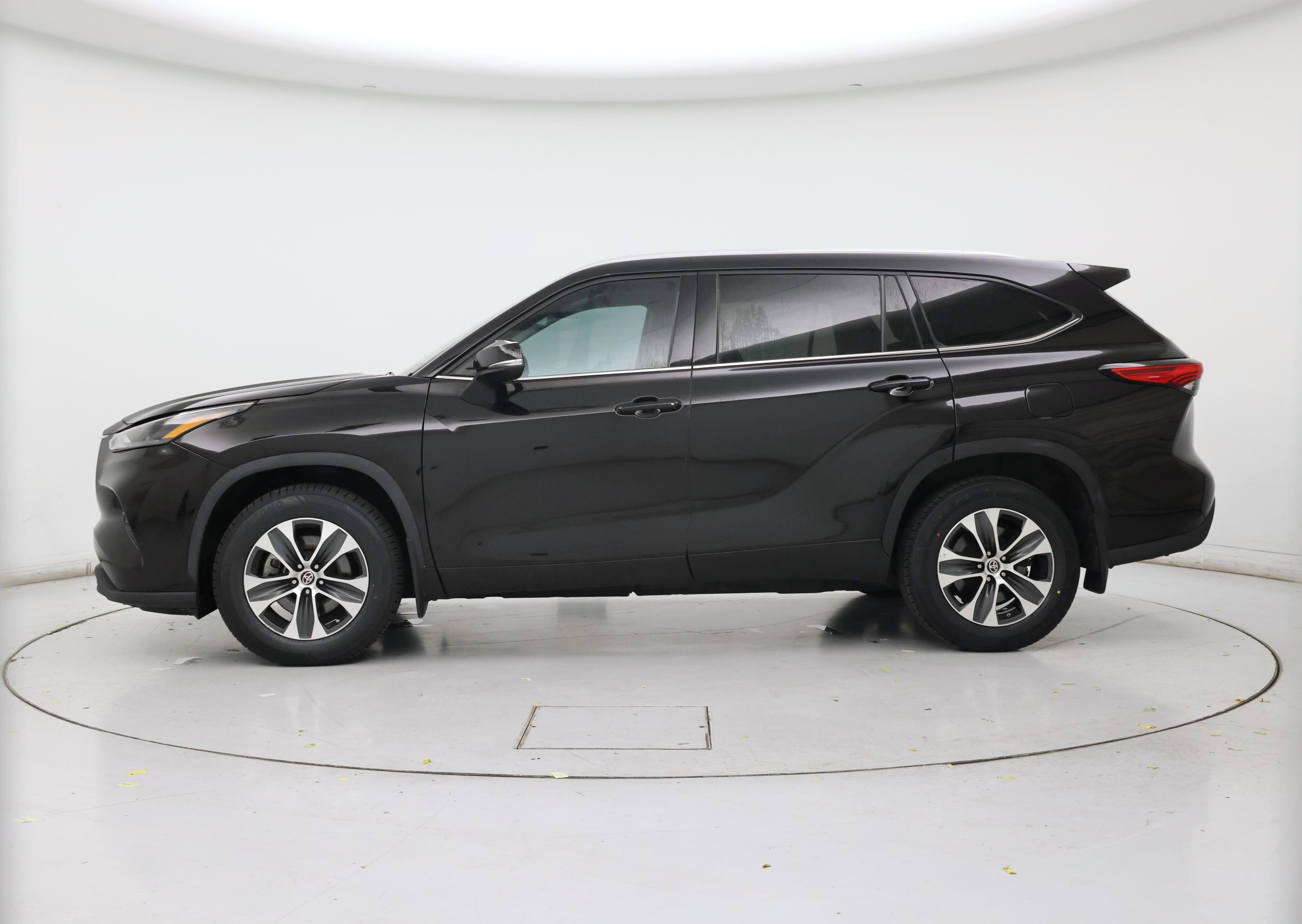Thumbnail: 2022 Toyota Highlander - 3