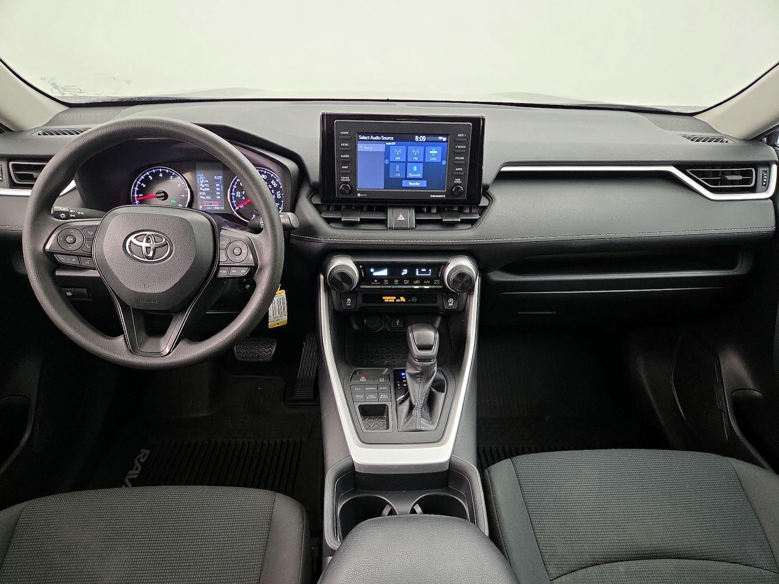 2021 Toyota RAV4 LE - Photo 10