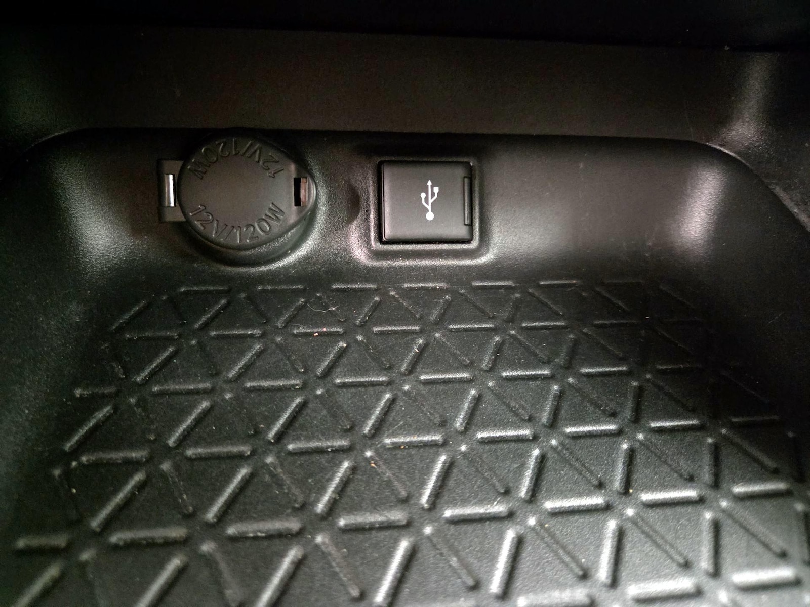 2021 Toyota RAV4 LE - Photo 19