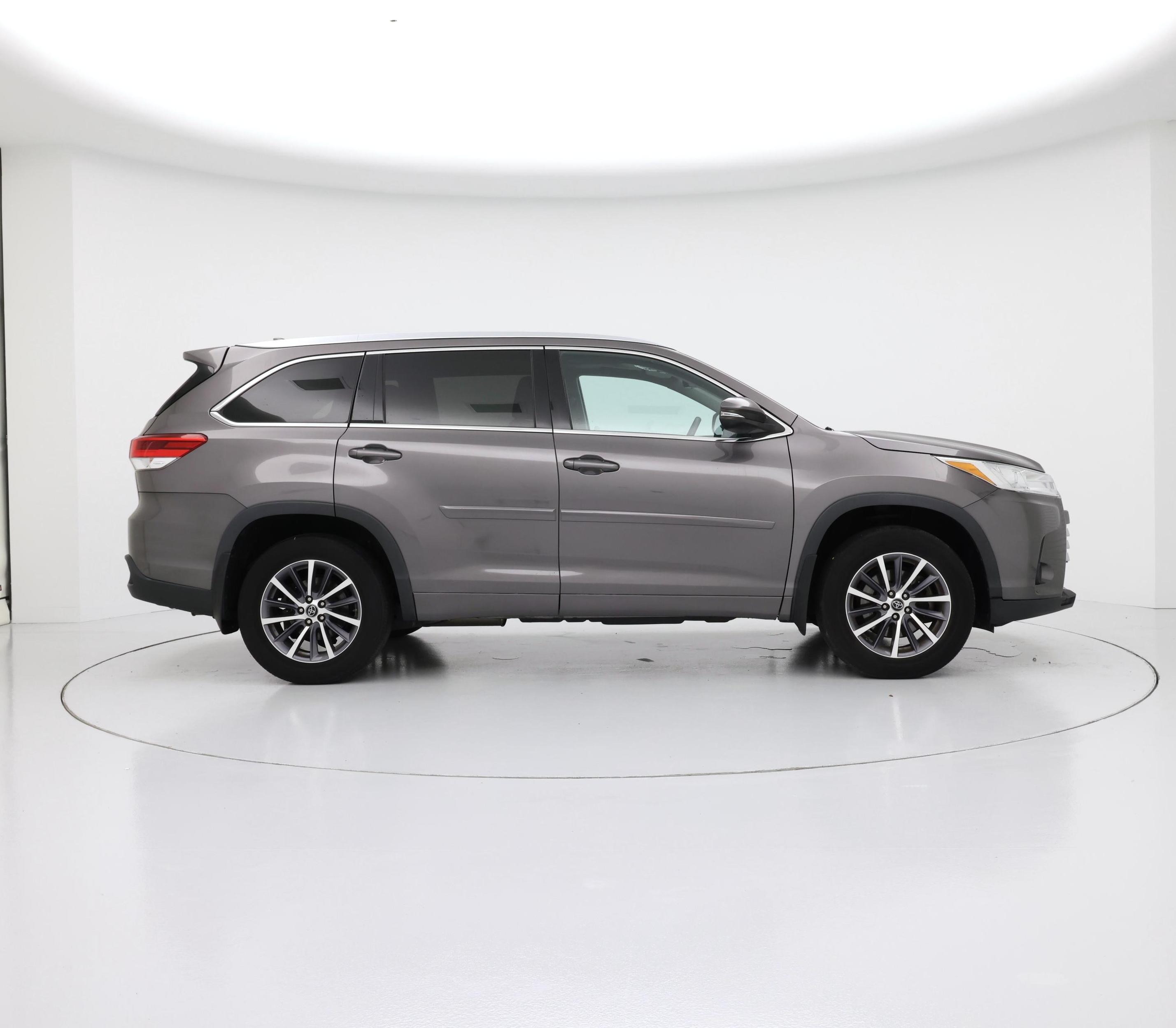 Thumbnail: 2017 Toyota Highlander - 7
