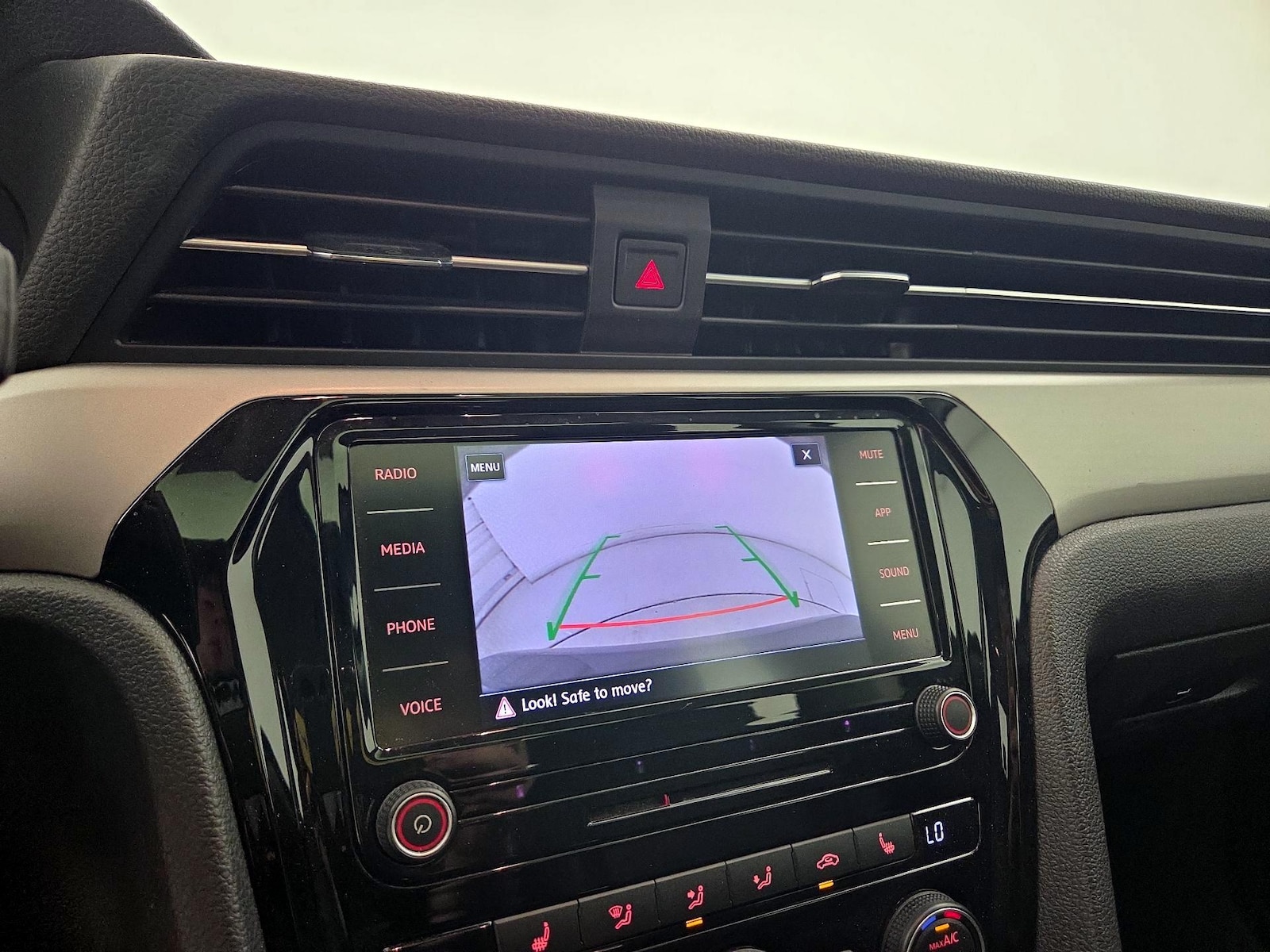 2020 Volkswagen Passat SE - Photo 13