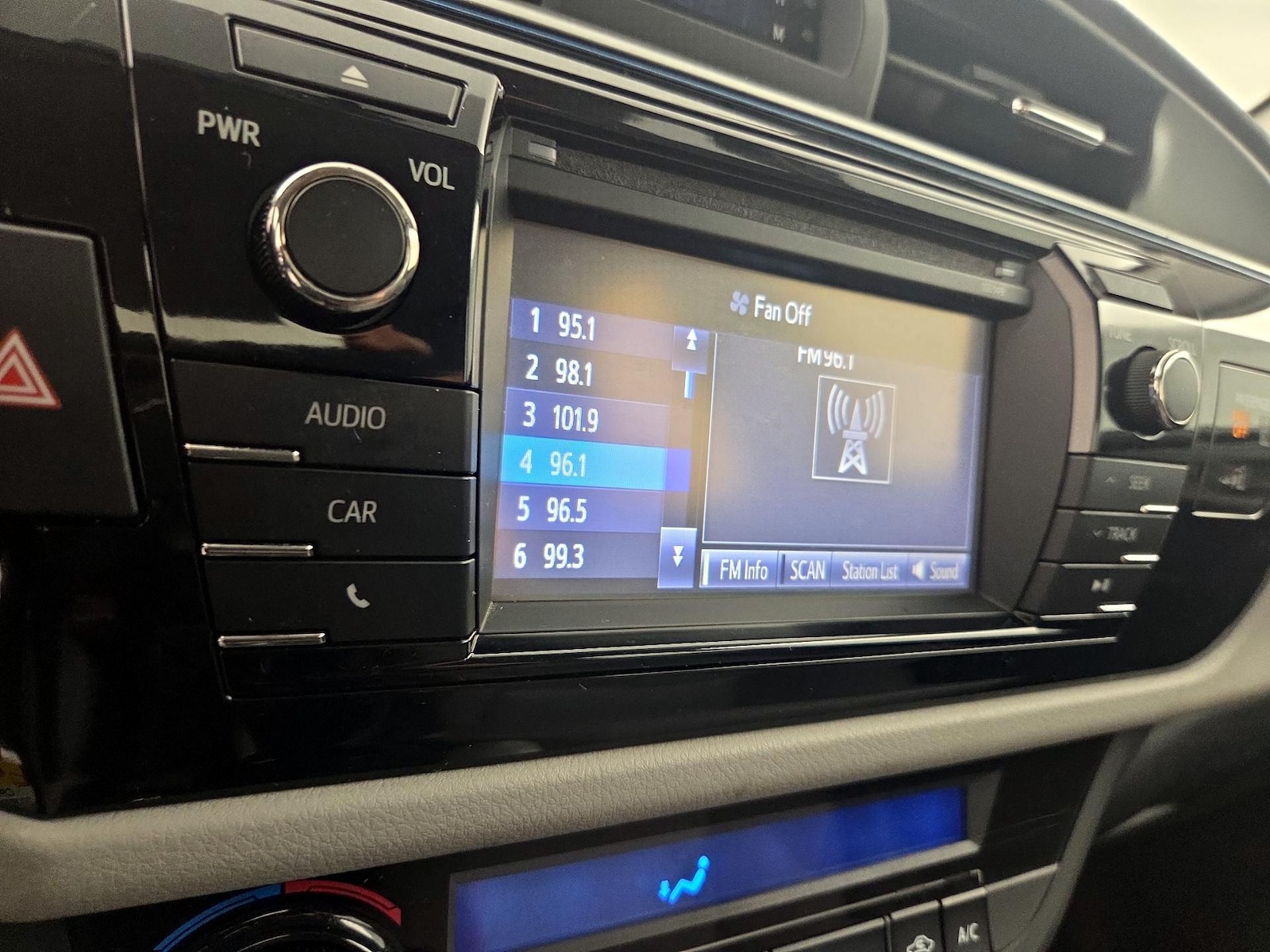 2014 Toyota Corolla LE - Photo 16