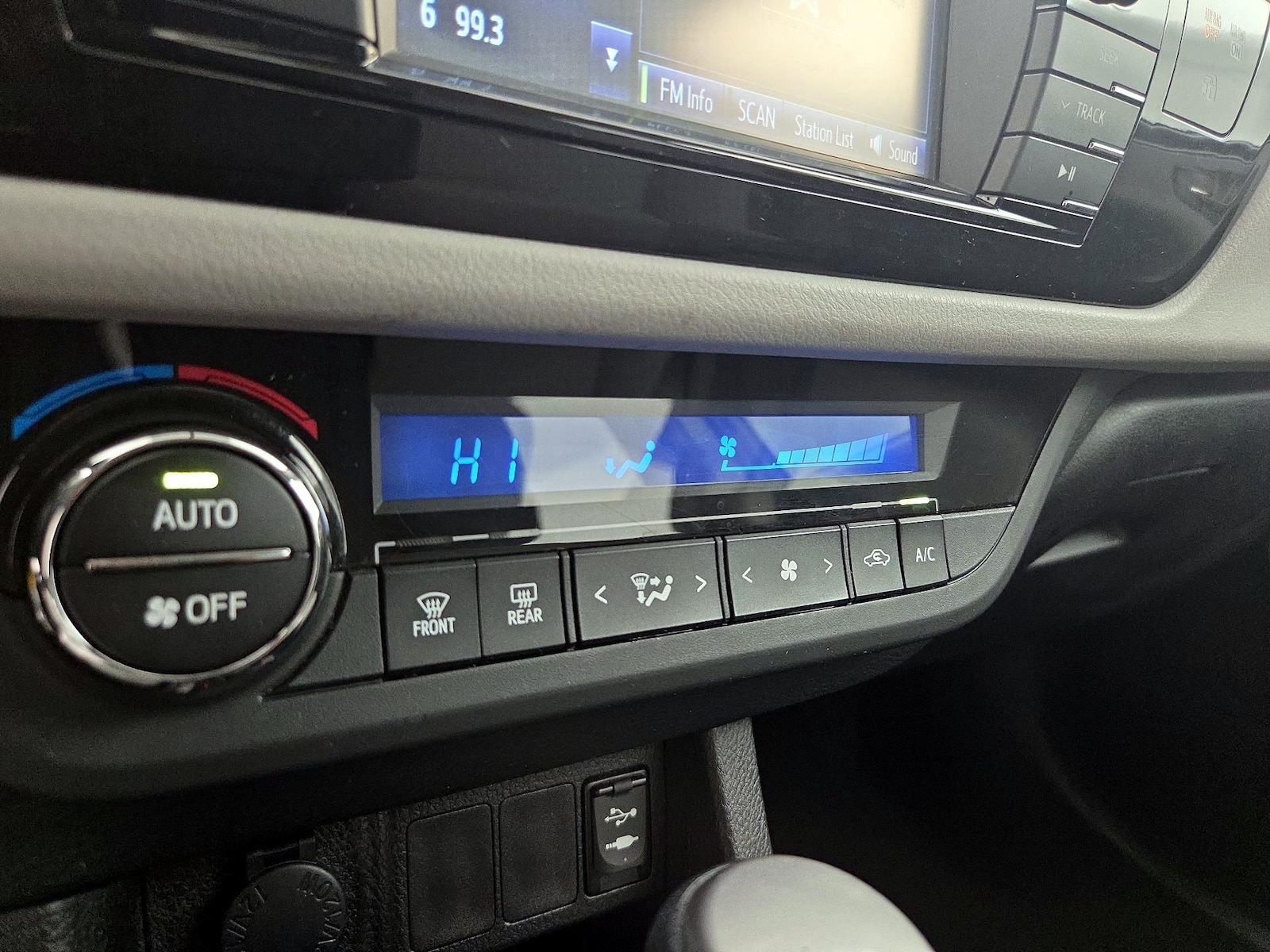 2014 Toyota Corolla LE - Photo 17
