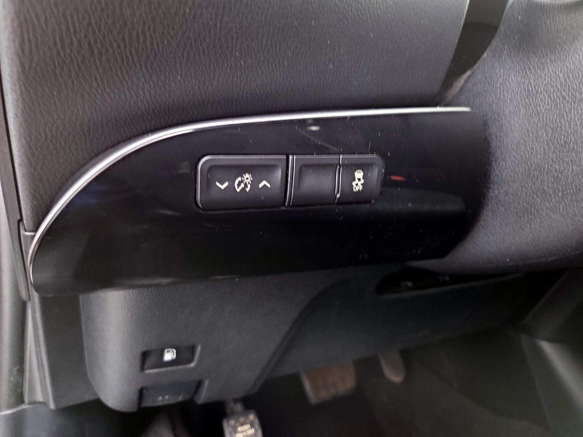 Thumbnail: 2016 Toyota Prius - 13