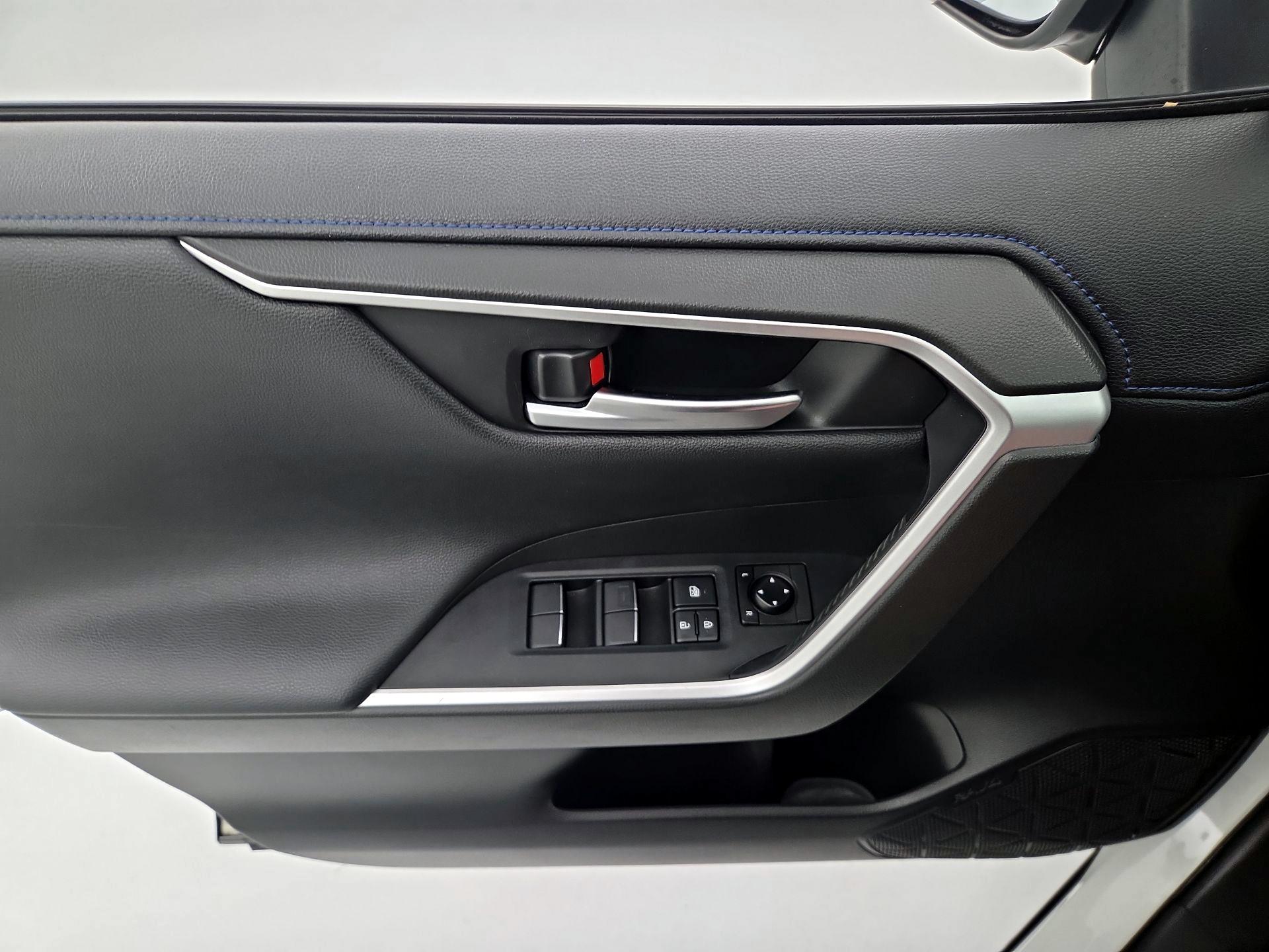 Thumbnail: 2020 Toyota RAV4 - 12