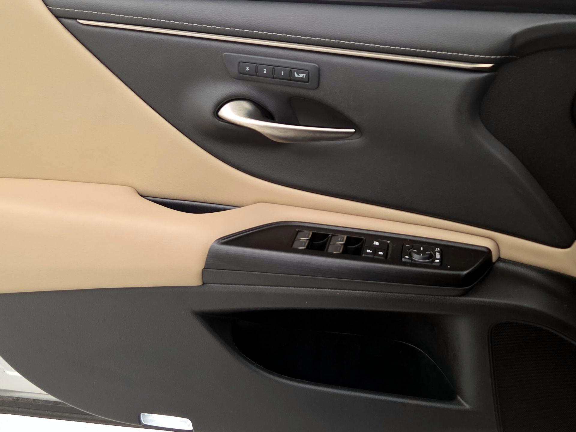 Thumbnail: 2021 Lexus ES - 12