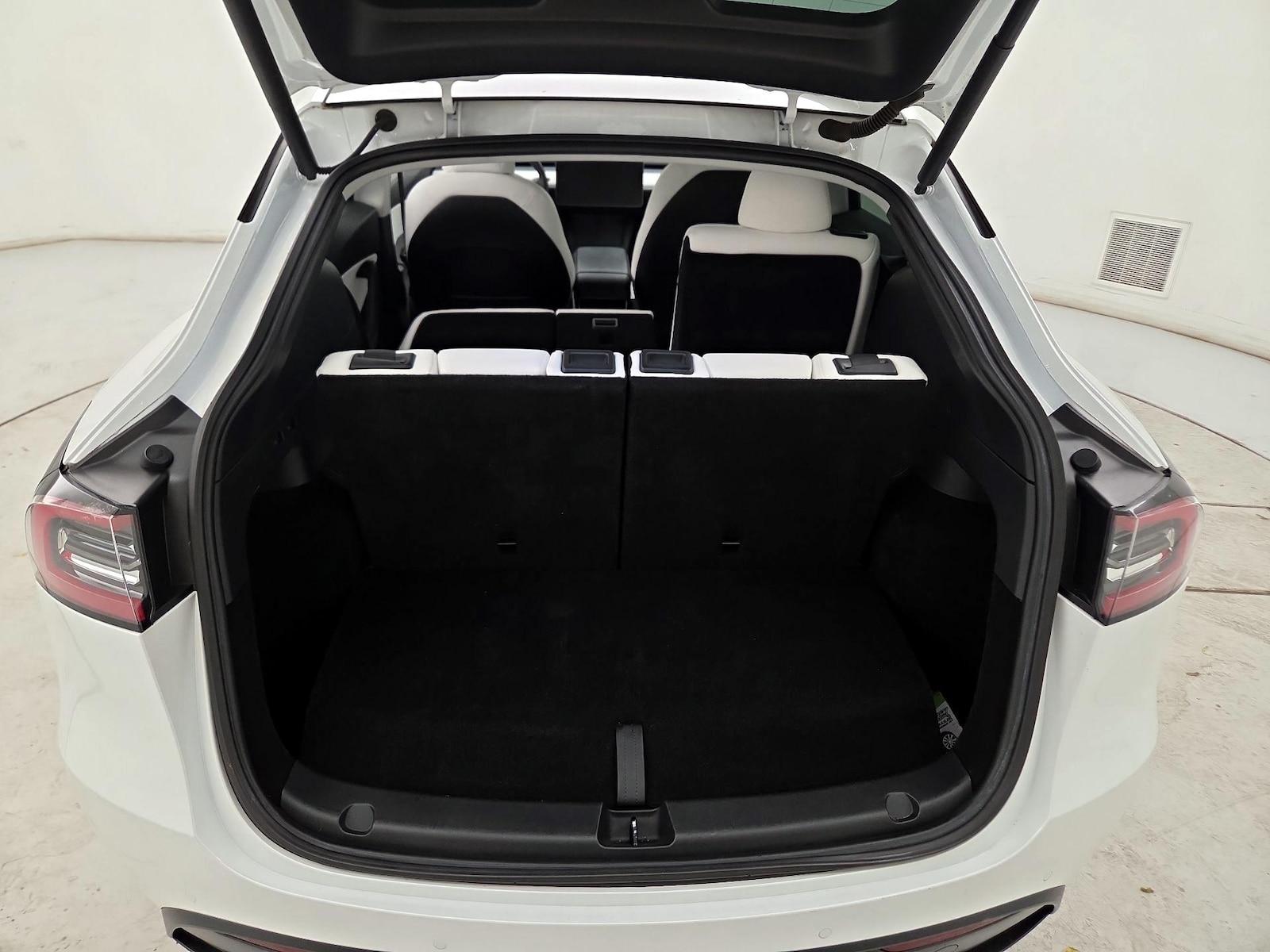 2021 Tesla Model Y Long Range - Photo 24