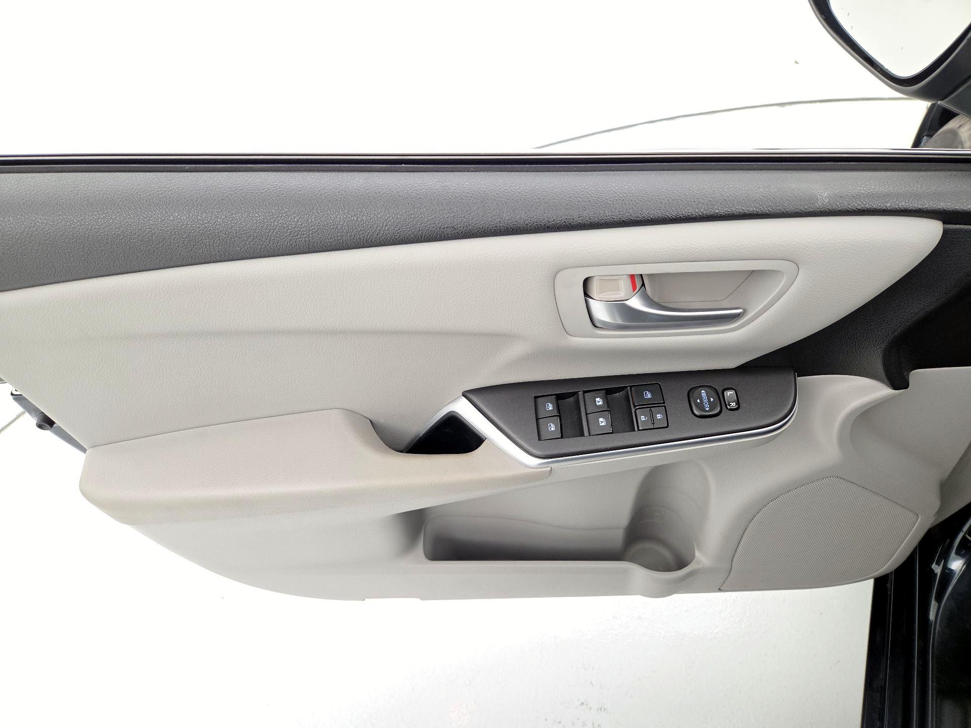 Thumbnail: 2015 Toyota Camry - 12