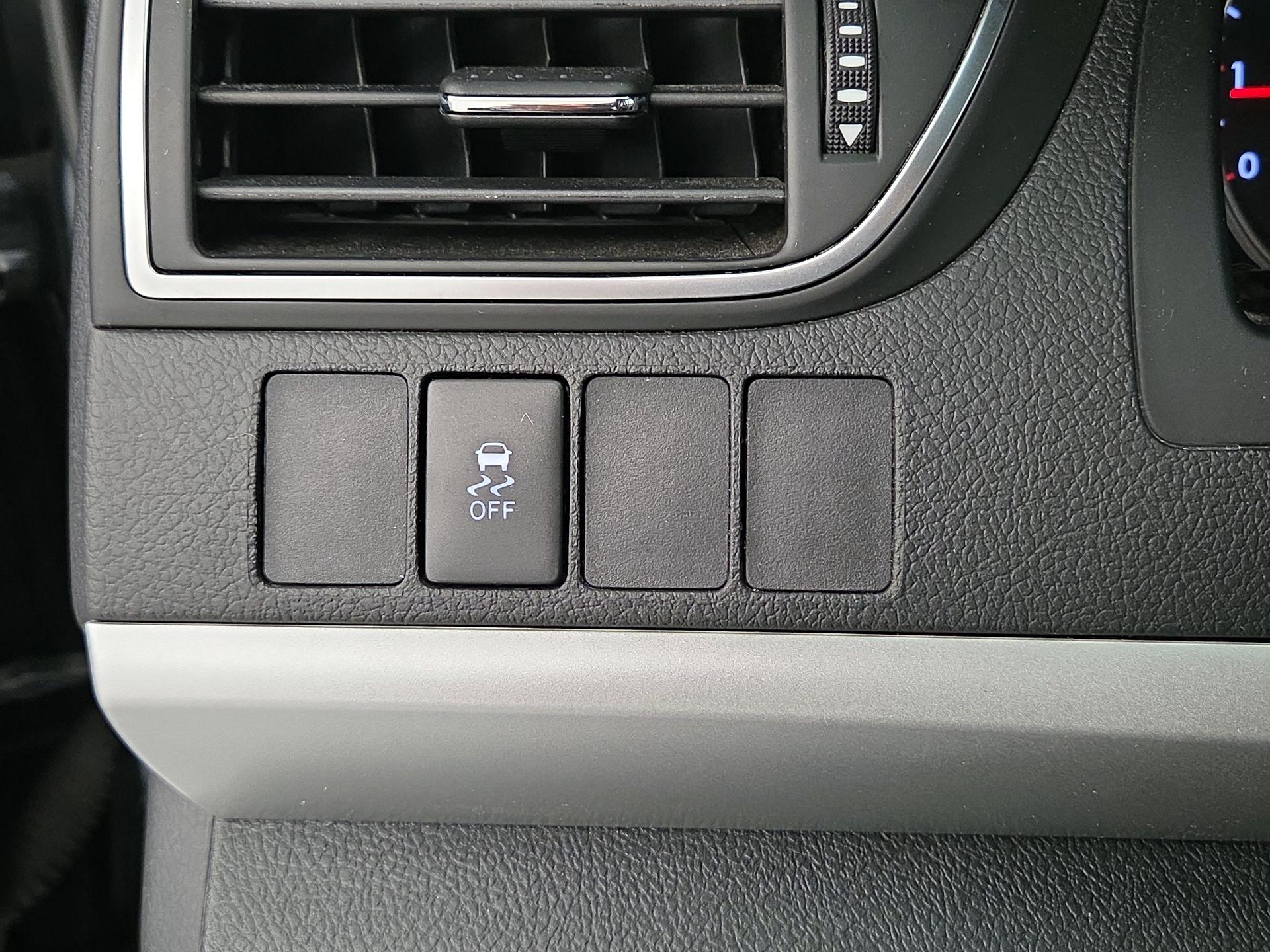 Thumbnail: 2015 Toyota Camry - 13